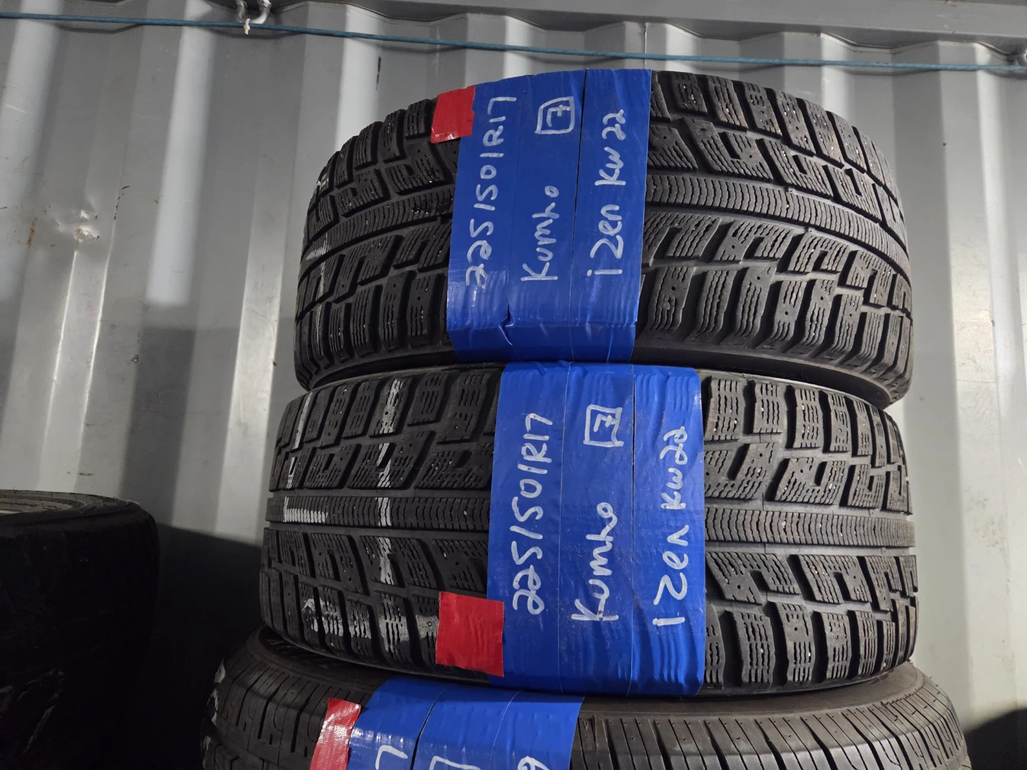 Kumho I'Zen KW22 Winter Tires 225/50R17