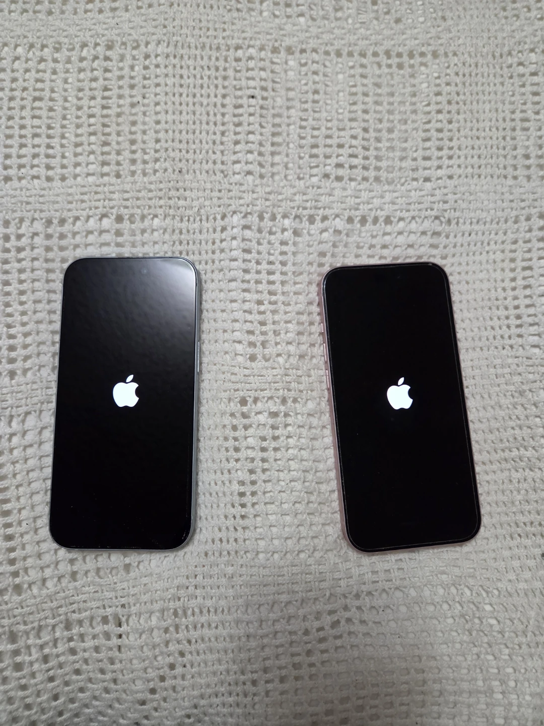 Two Apple iPhone 15's - photo 2