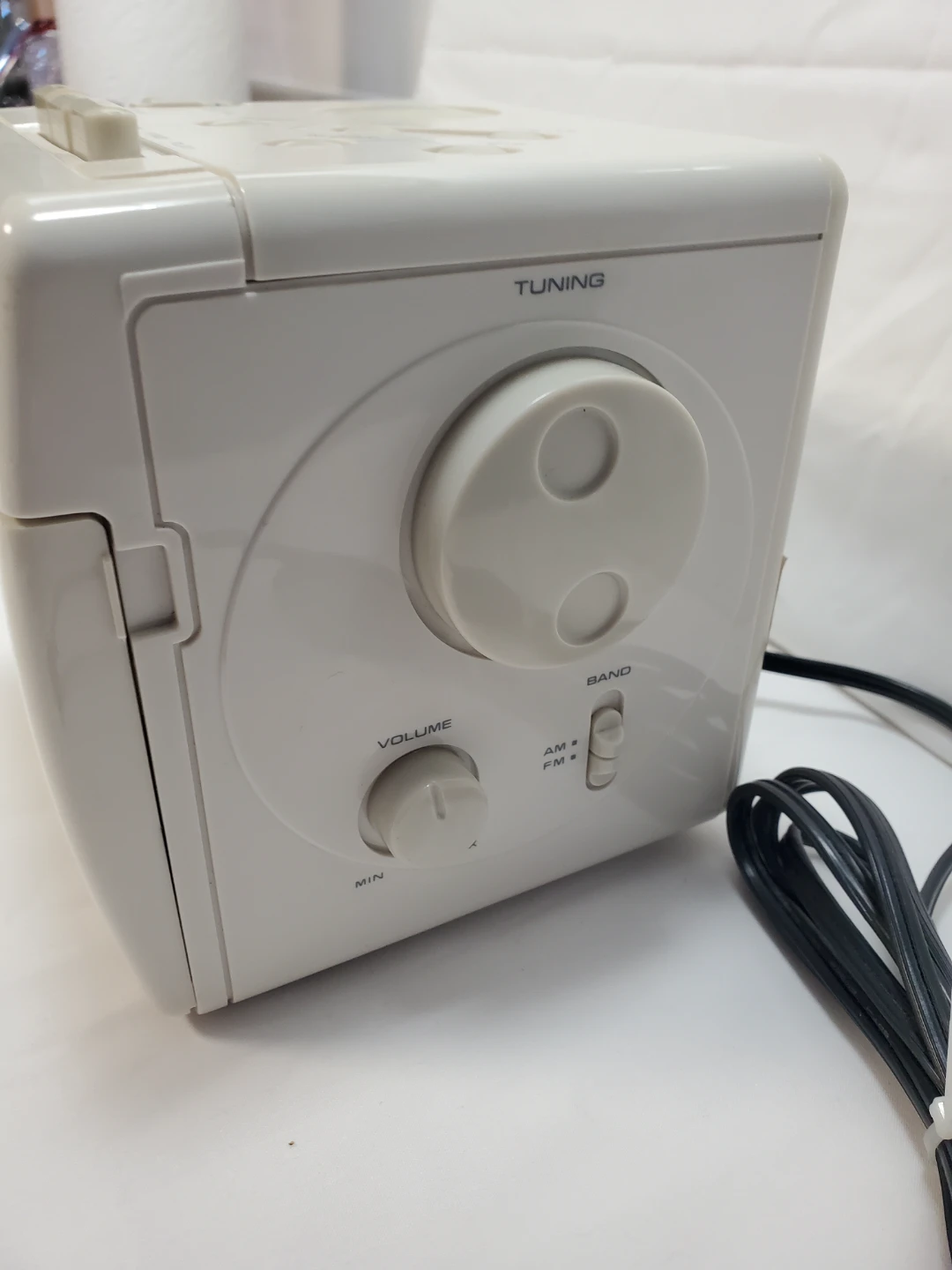 Vintage Lloyd's AM/FM clock radio with a built-in cassette... - photo 4