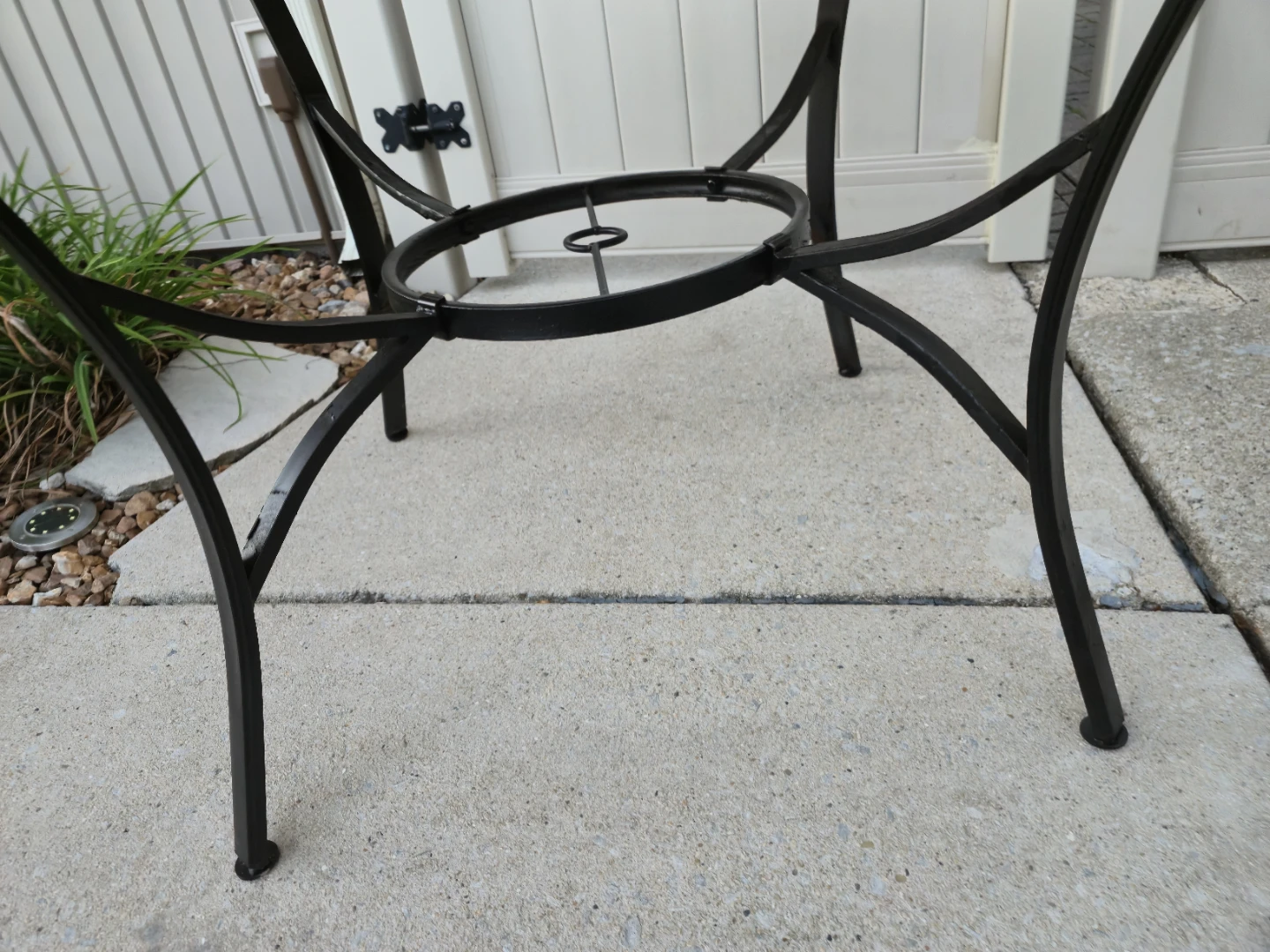 Round Glass Patio Dining Table – 46" – Metal Frame - photo 4