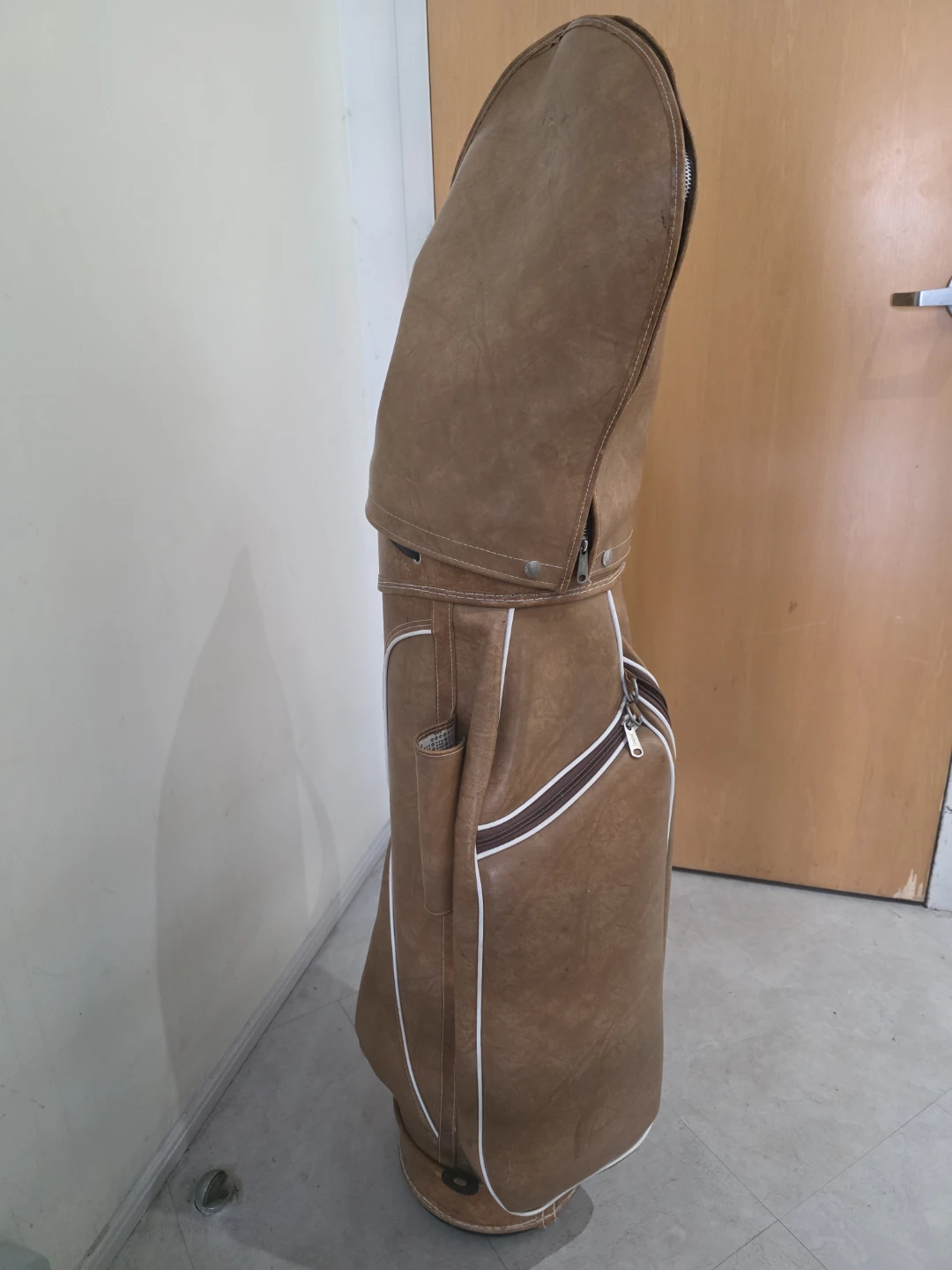 Vintage Golf Bag with Clubs