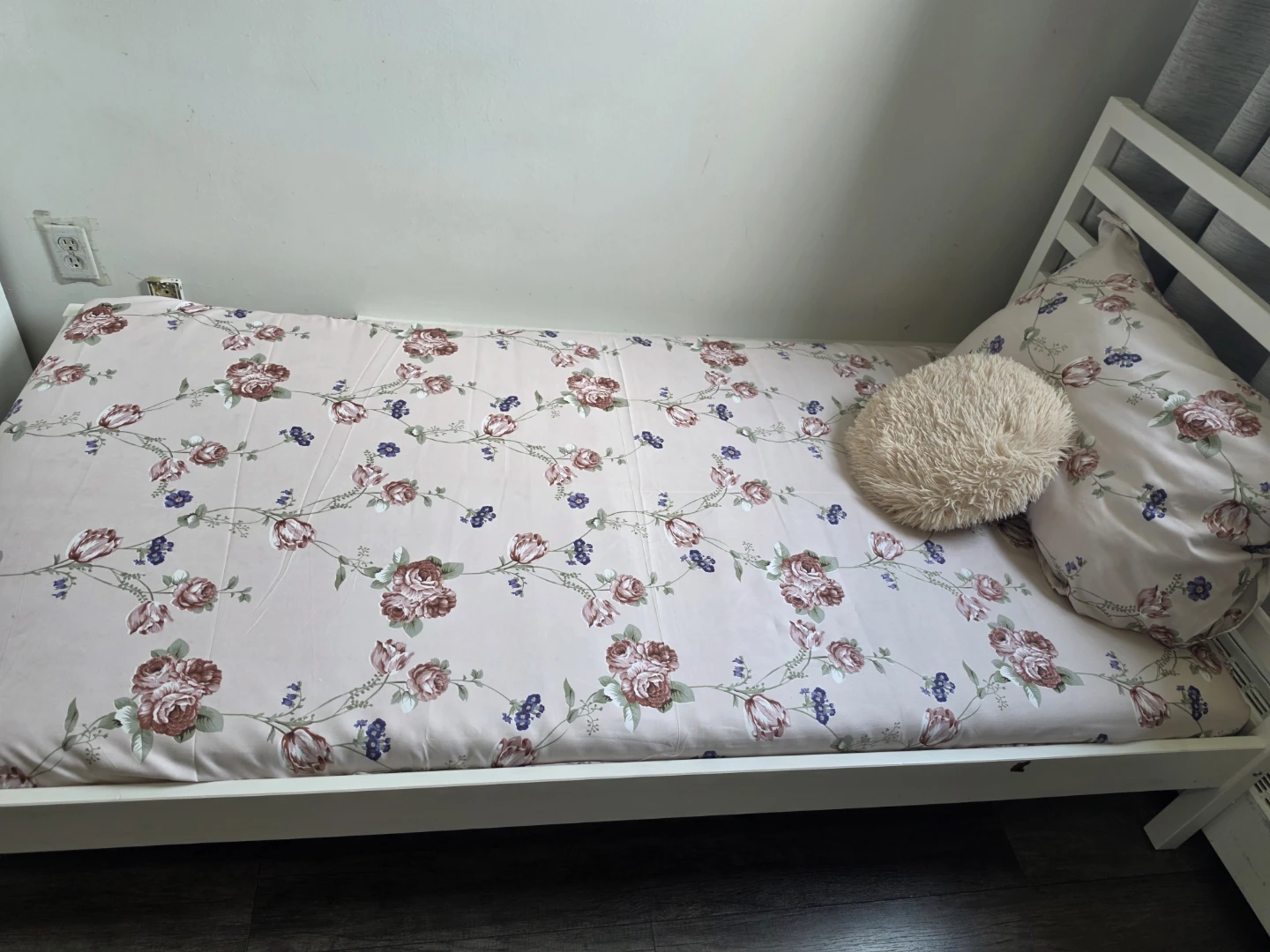 Twin Size Floral Bed Frame and Bedding Set - photo 3