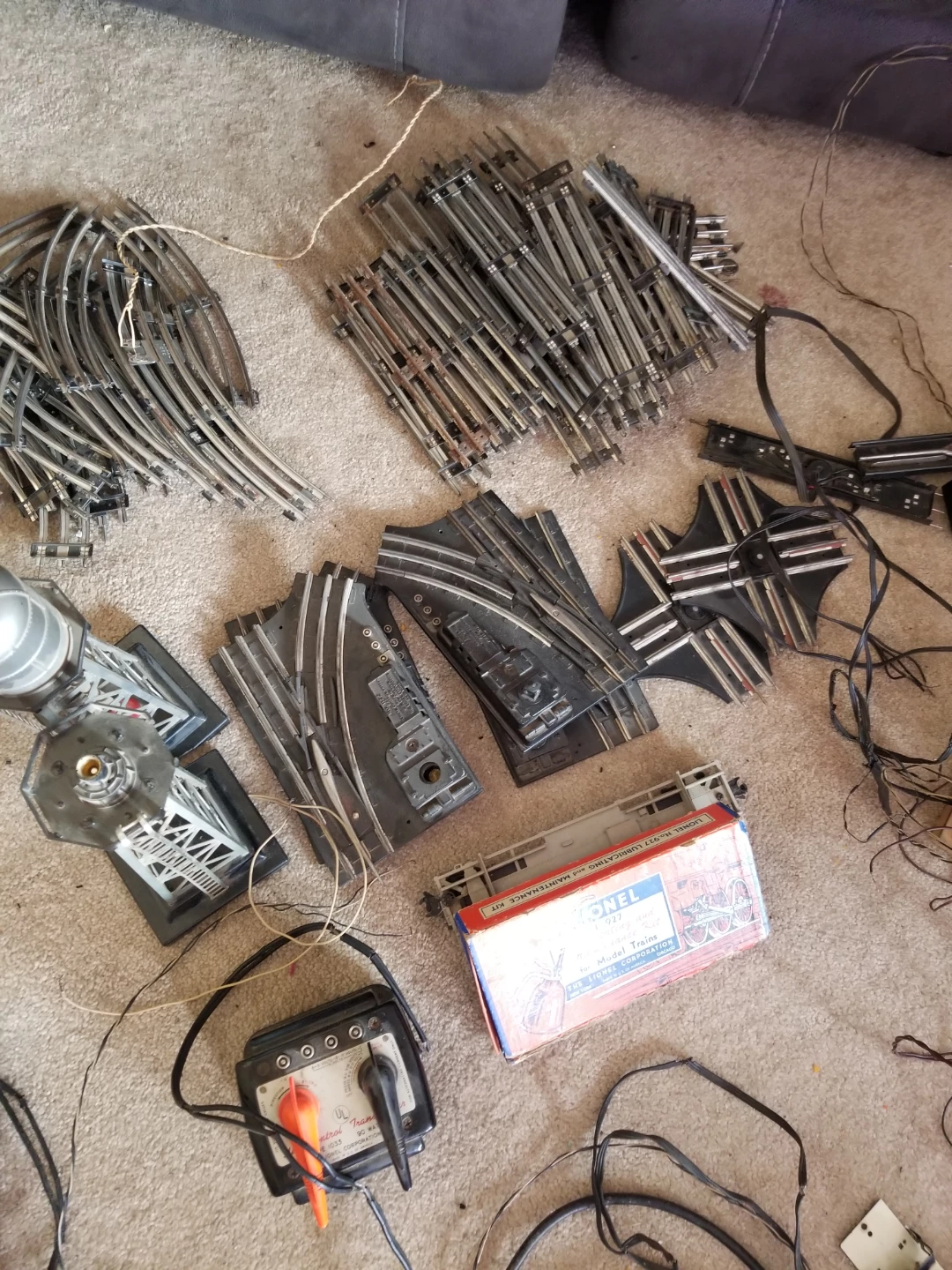 Vintage Lionel Model Train Track and Accessory Set - photo 4
