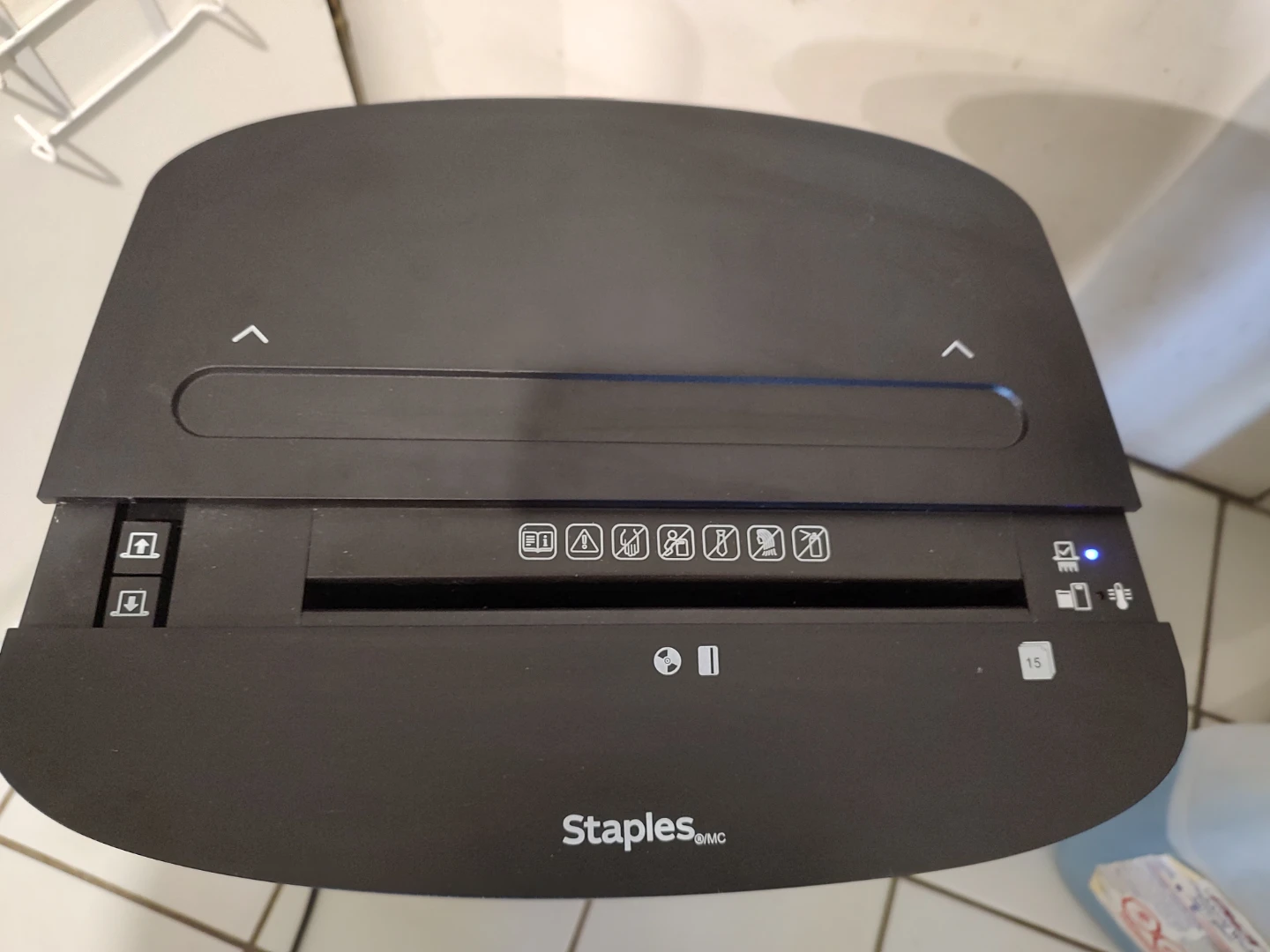 STAPLES 15sheet Heavy duty paper shredder downtown Toronto - photo 3