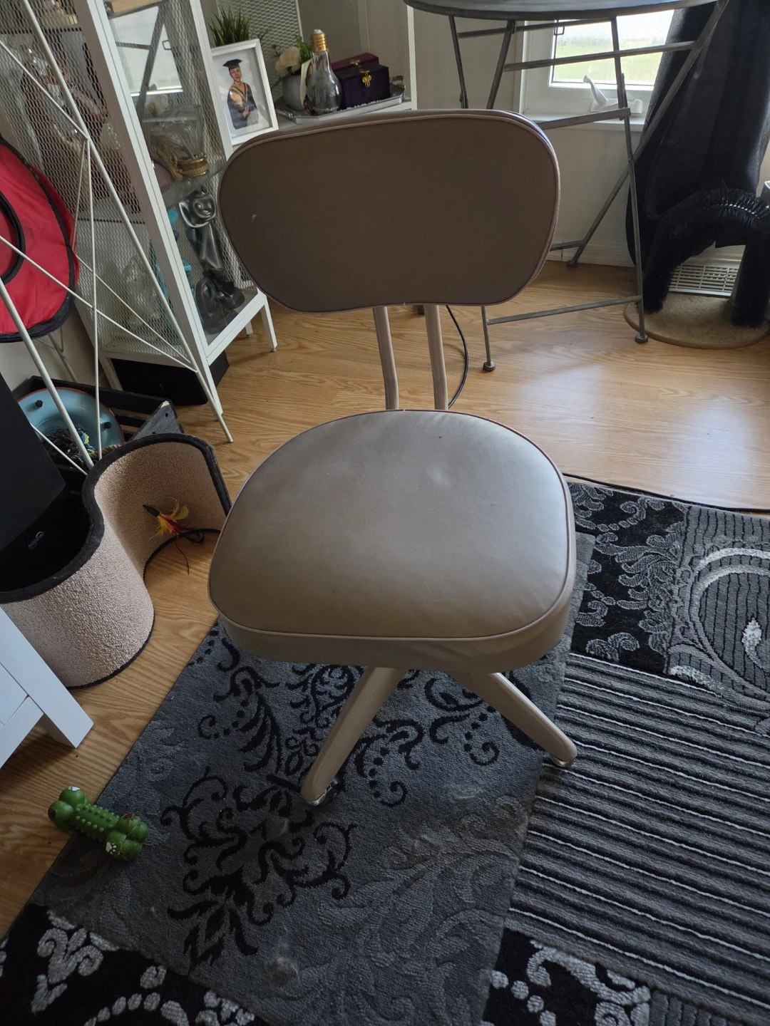 Vintage Beige Rolling Office Chair - photo 2