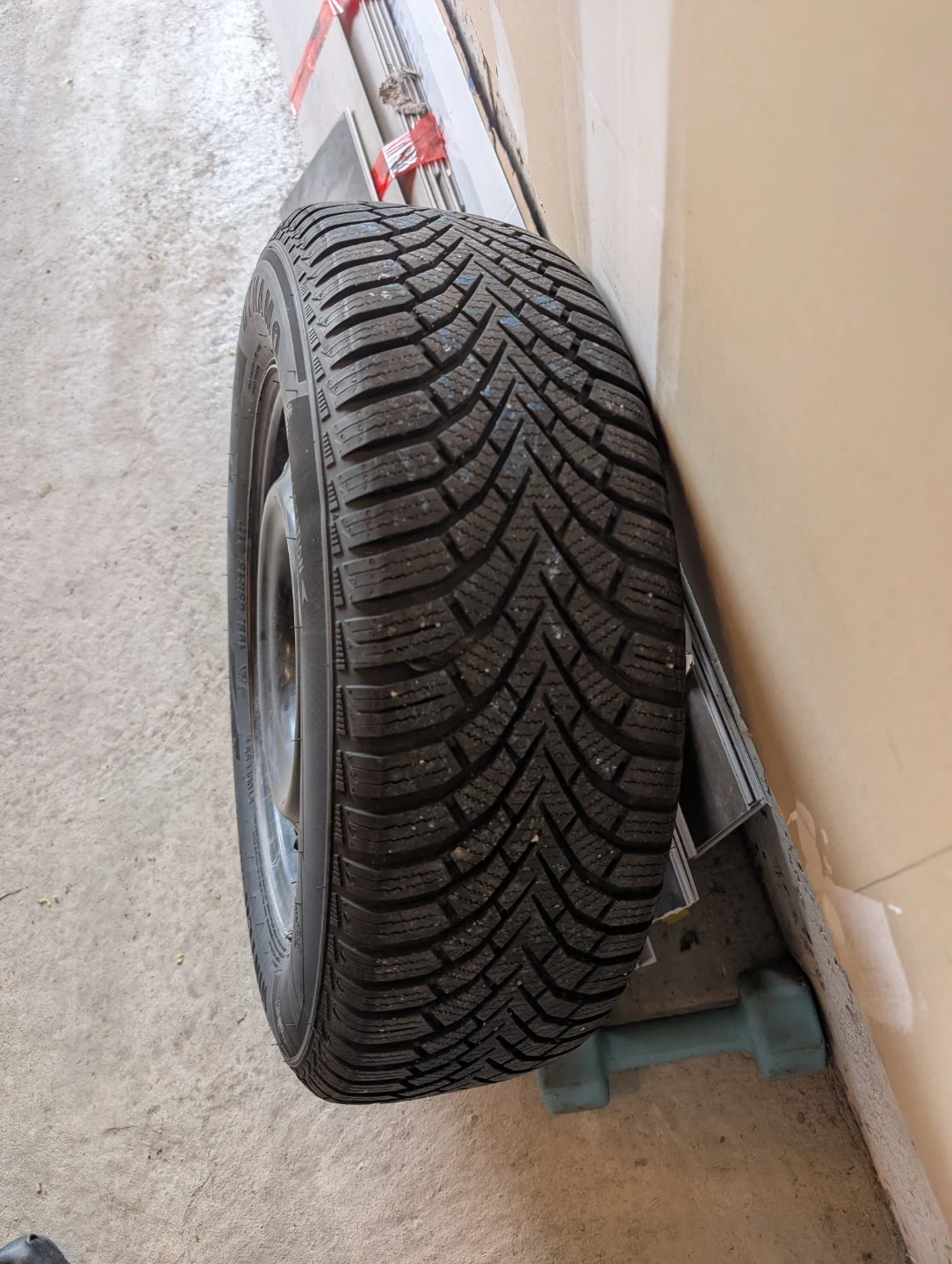 Dynamo Winter DW702 Tire with Rim 195/65R15 (Hyundai Elantra)