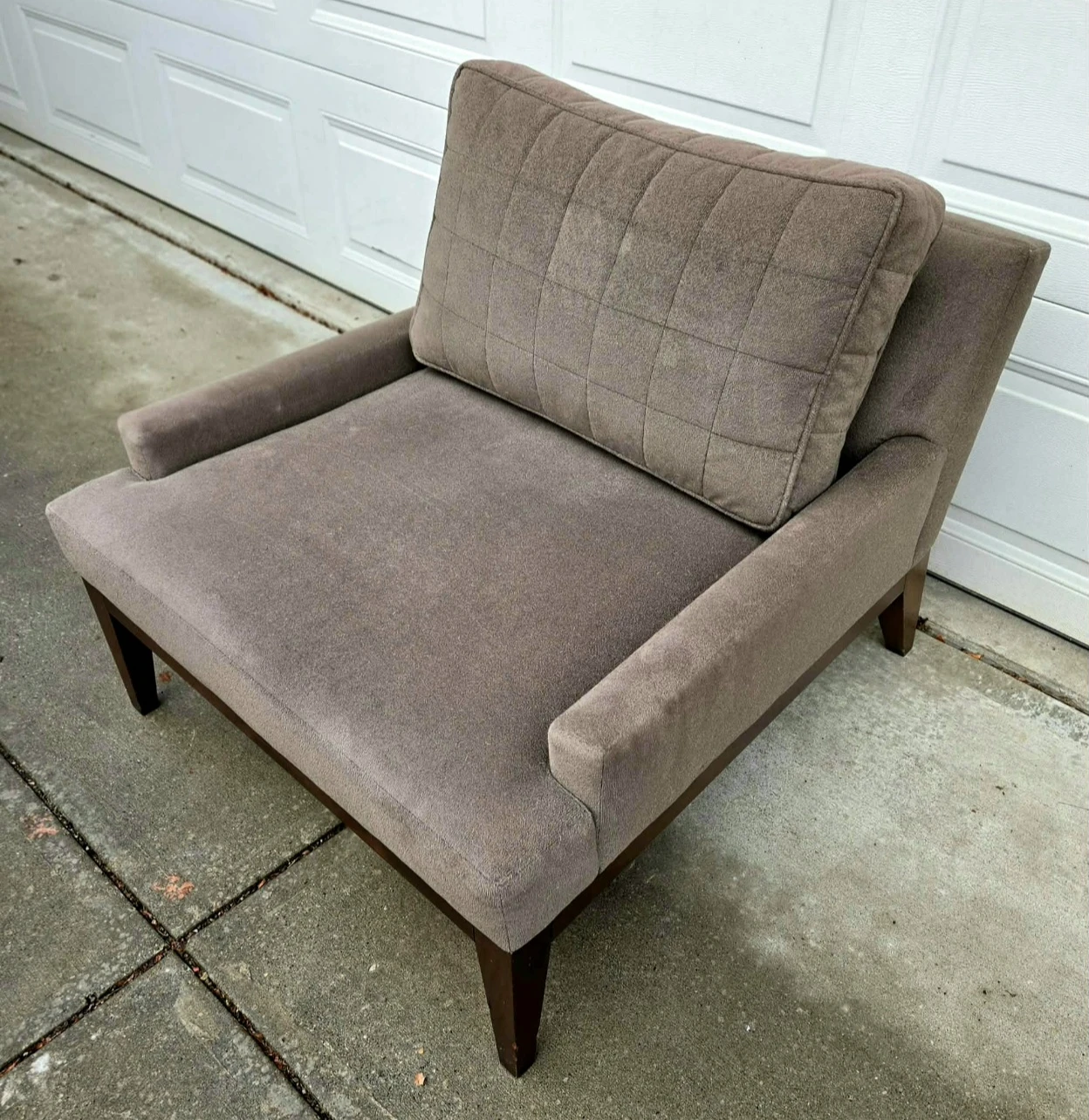 Bespoke Modern Lounge Chair. Like New from Showhome! - photo 4