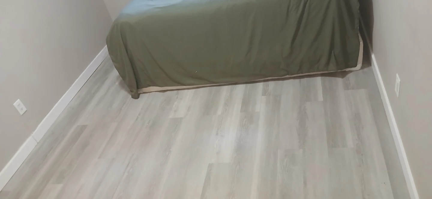 Bright & clean Room for rent- Near Belvedere Transit Centre - photo 2