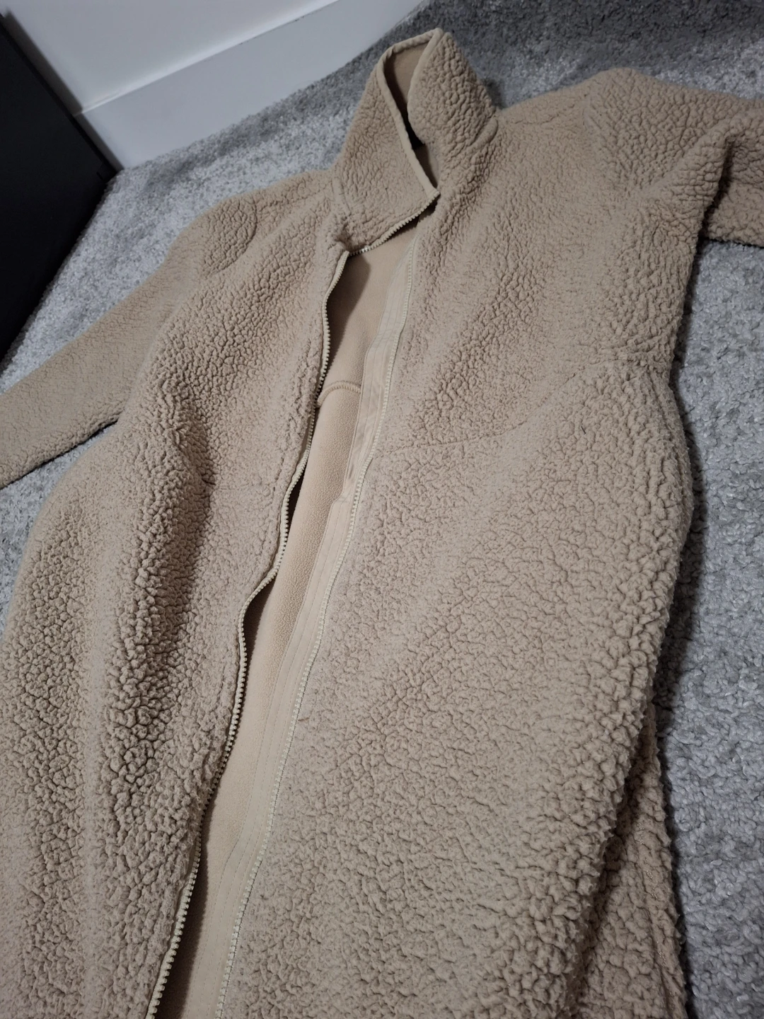 Long jacket.  Lady wear .
