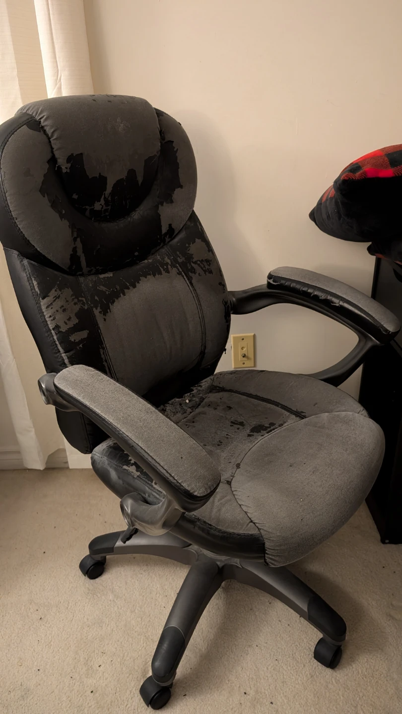 Well-worn black office chair - photo 2