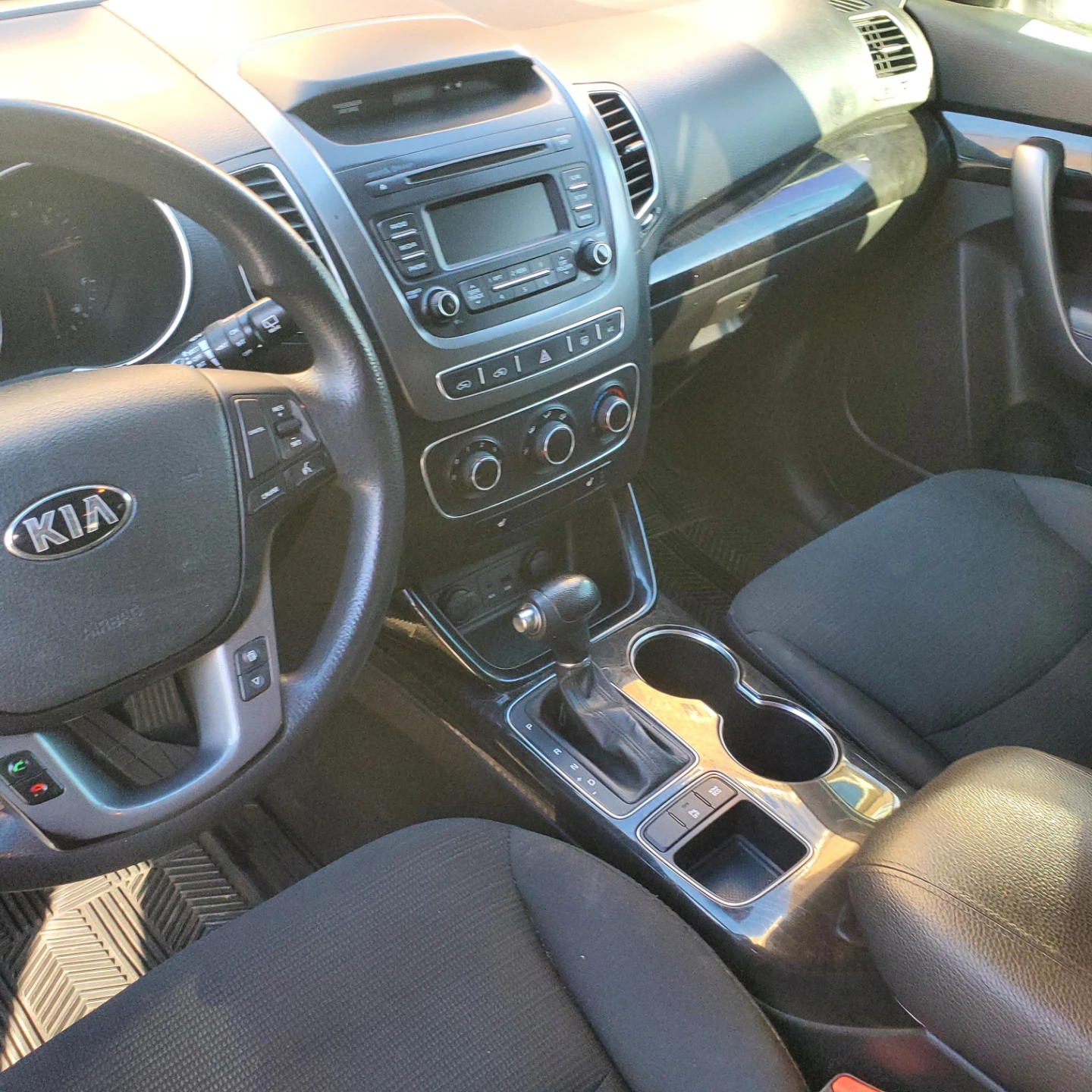 White Kia Sorento SUV - photo 4
