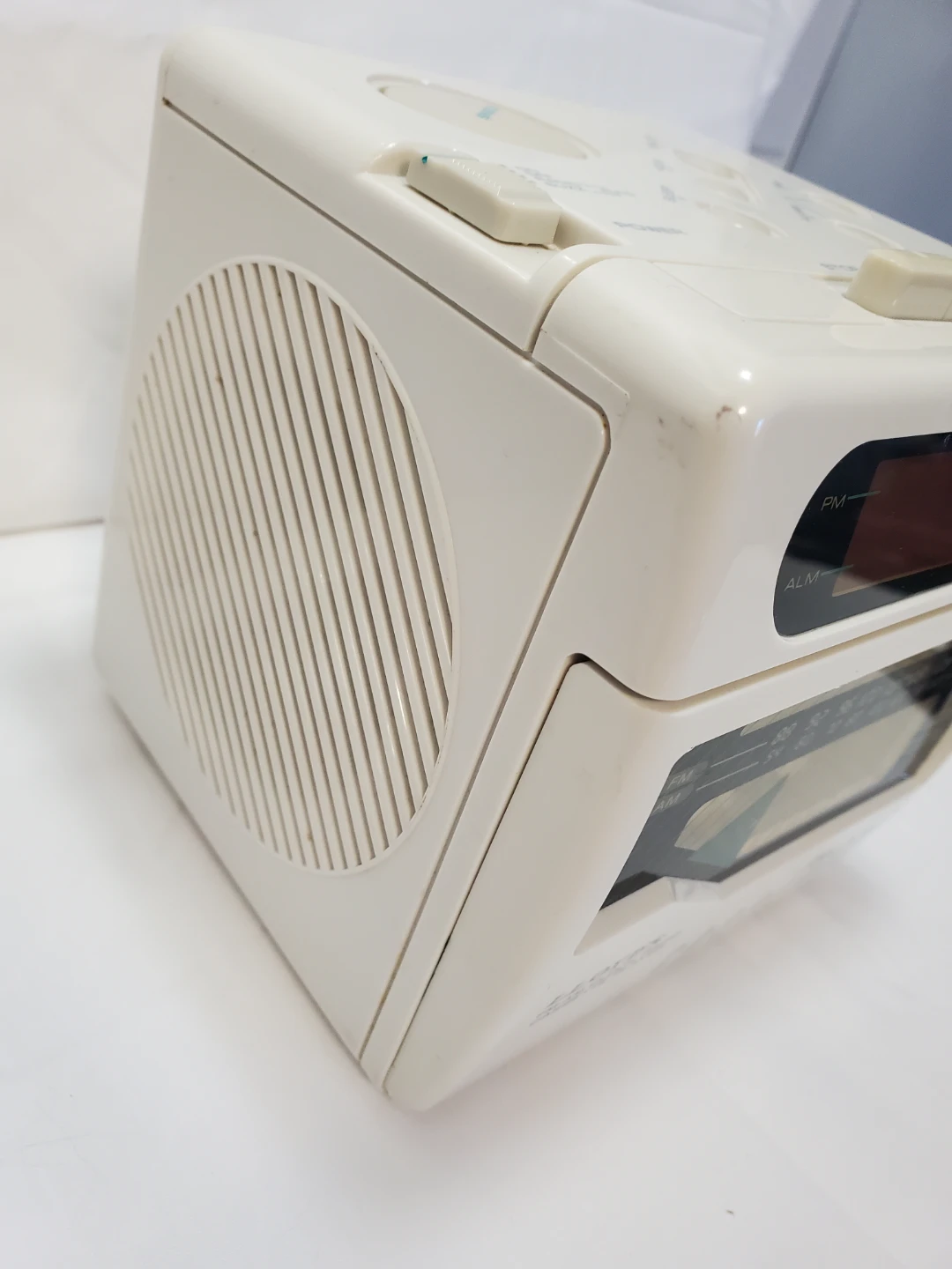 Vintage Lloyd's AM/FM clock radio with a built-in cassette... - photo 3