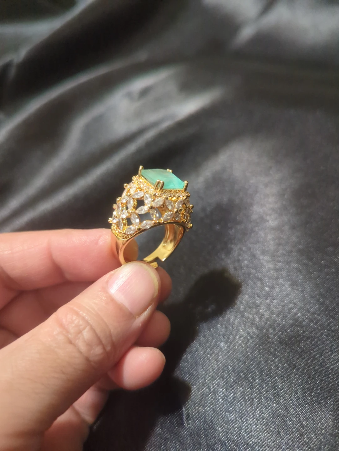 Gold-tone fashion ring with green stone - photo 3