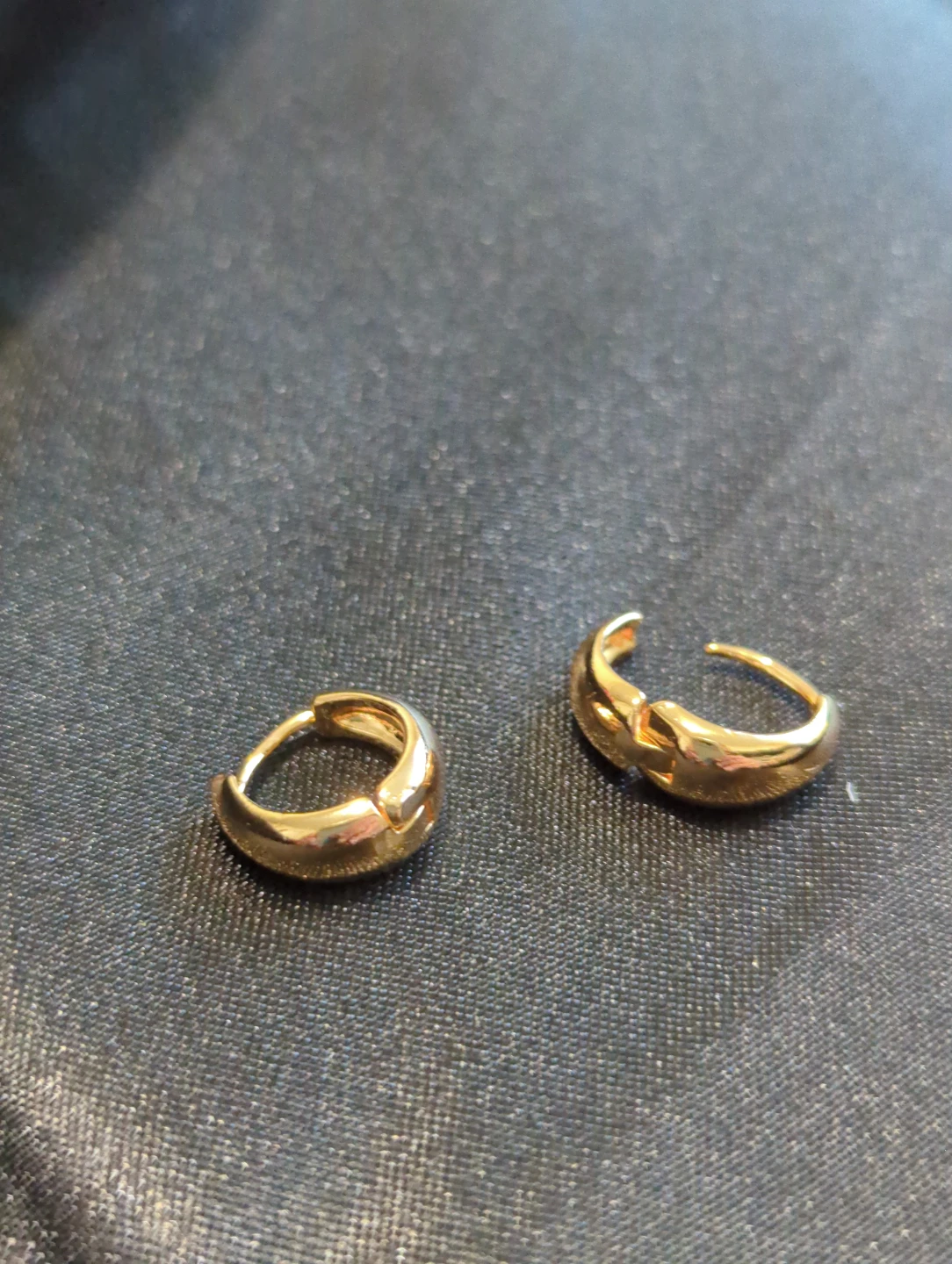 Small Gold Tone Hoop Earrings - photo 5