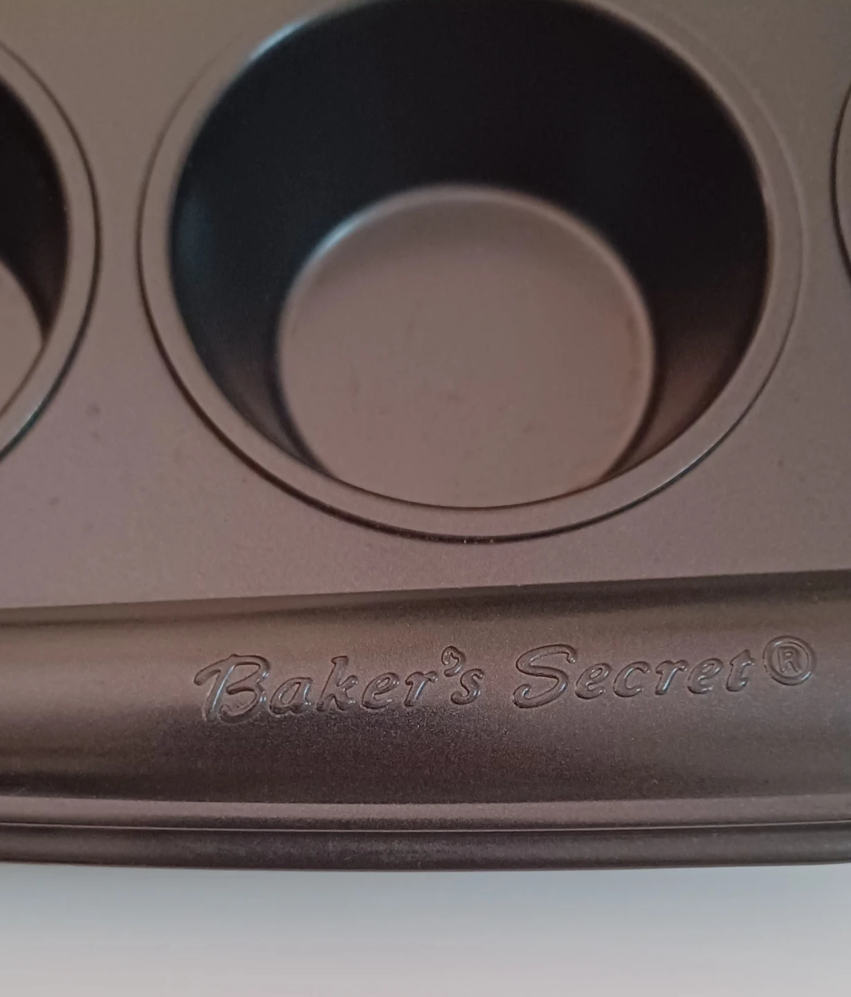 Baker's Secret 12-Cup Muffin Pan - photo 2