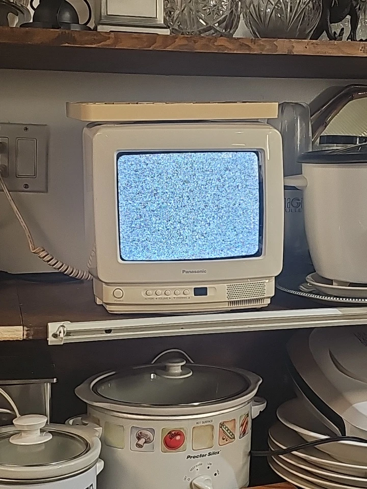 Vintage Panasonic CT-9R11A Color TV - photo 2