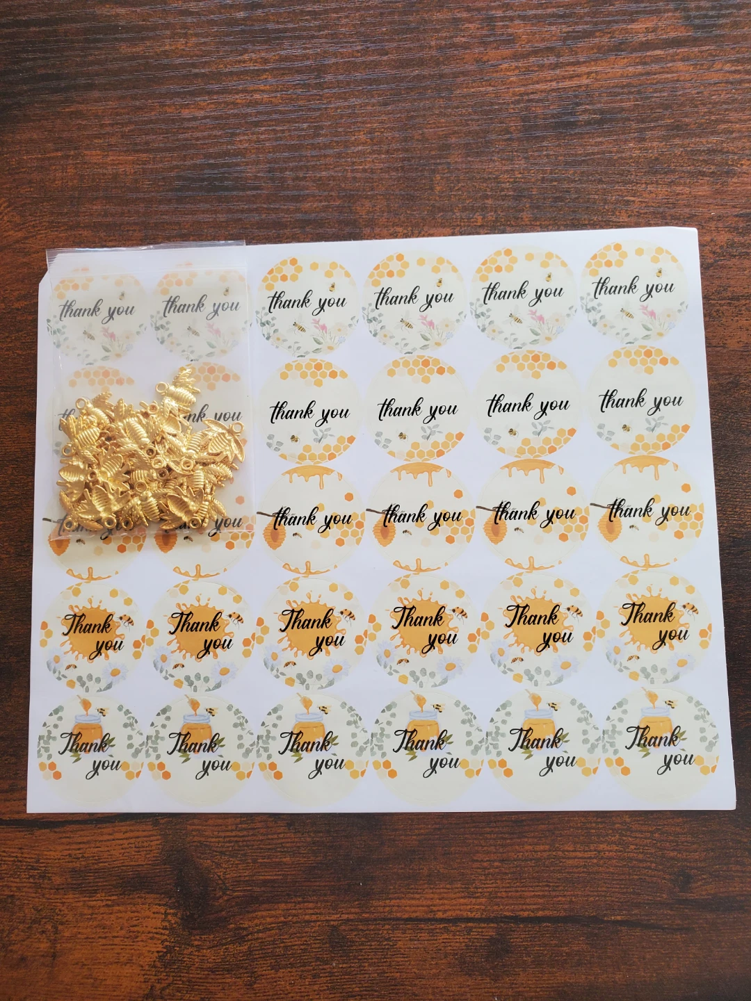 30 pk. Glass Honey Jars w/Wooden Dippers & Bee Charms...New - photo 3