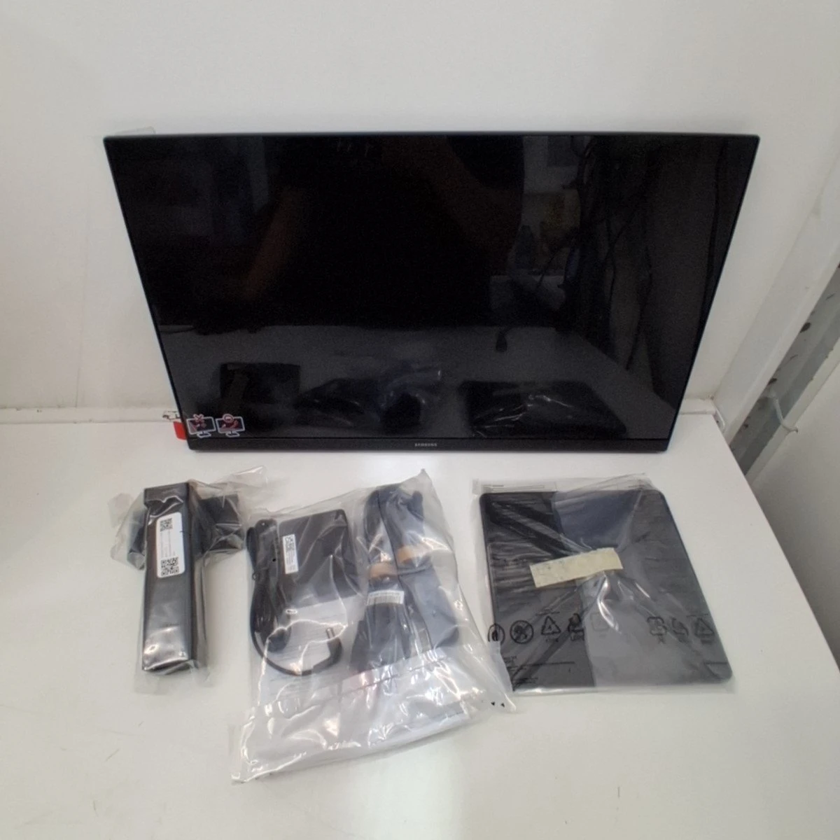 Samsung S22D300 22-inch LED Monitor - photo 2