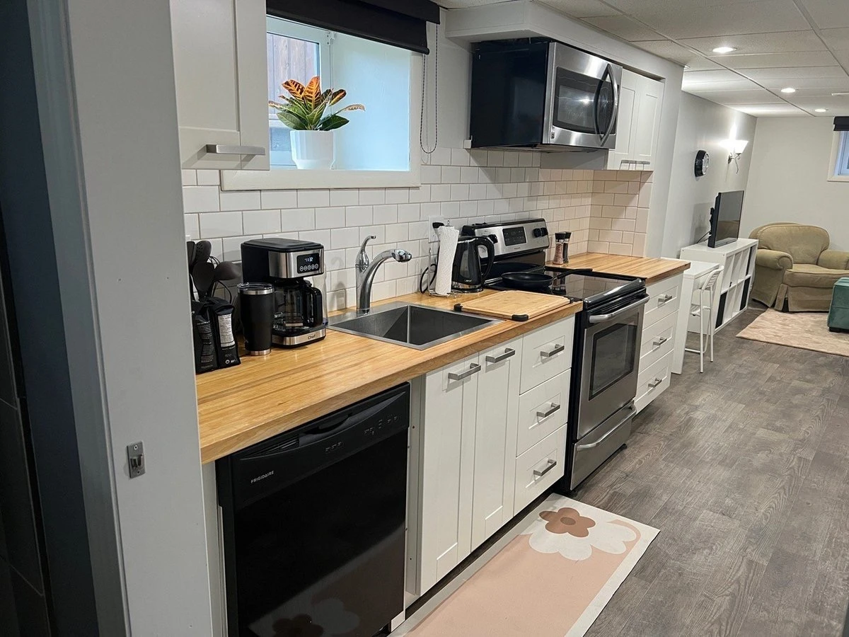 A FURNISHED PRIVATE ONE BEDROOM AVAILABLE NOW - photo 4