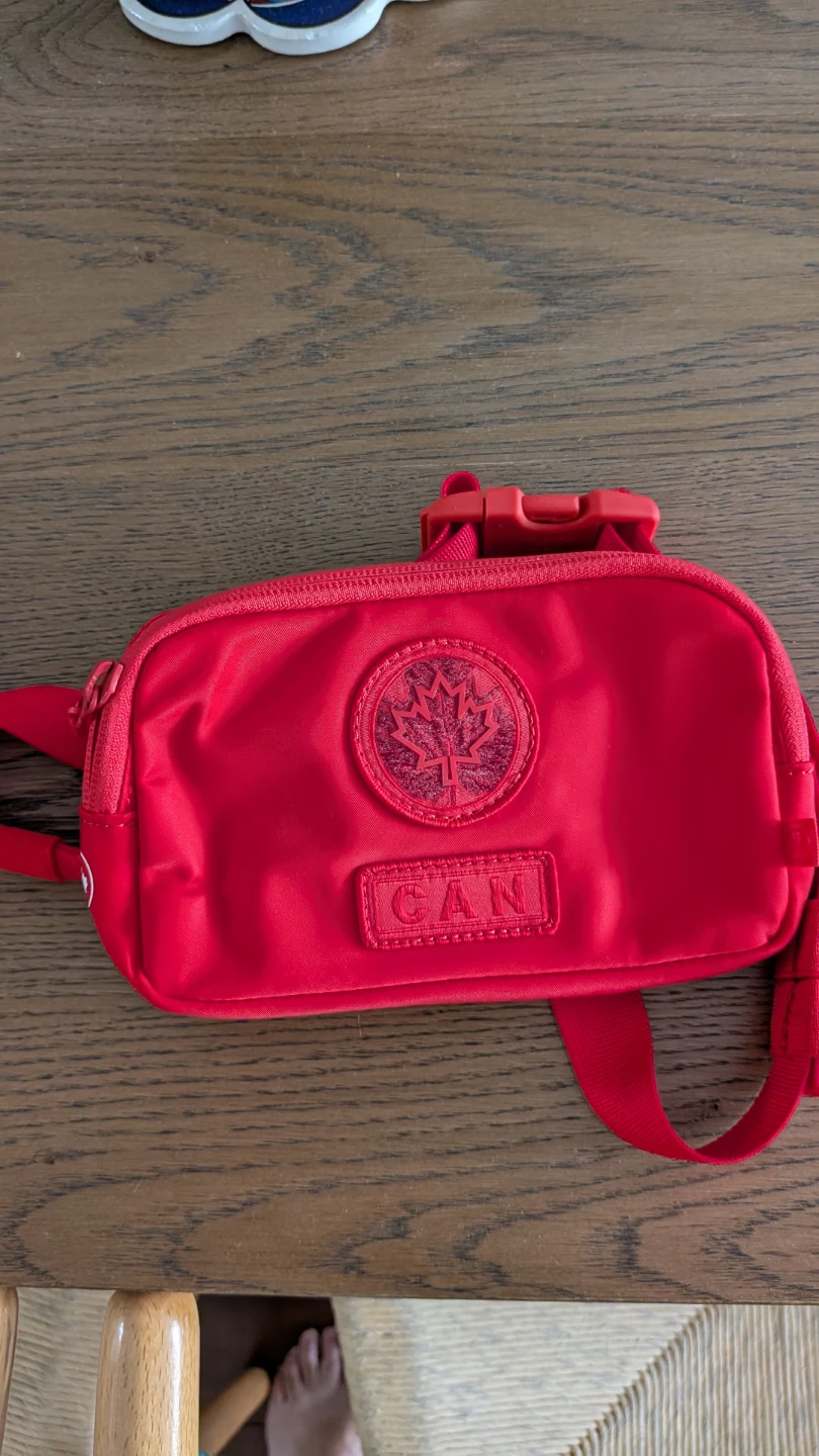 Lululemon Everywhere Belt Bag Canada Edition - photo 2