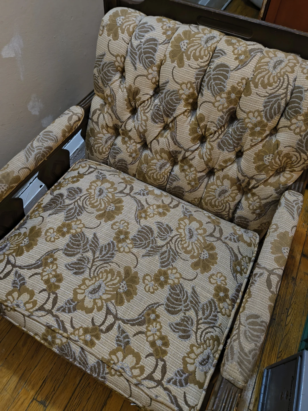 Vintage floral tufted armchair - photo 2