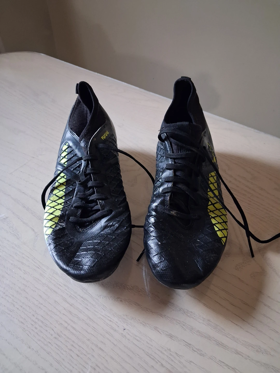 Men's soccer shoes