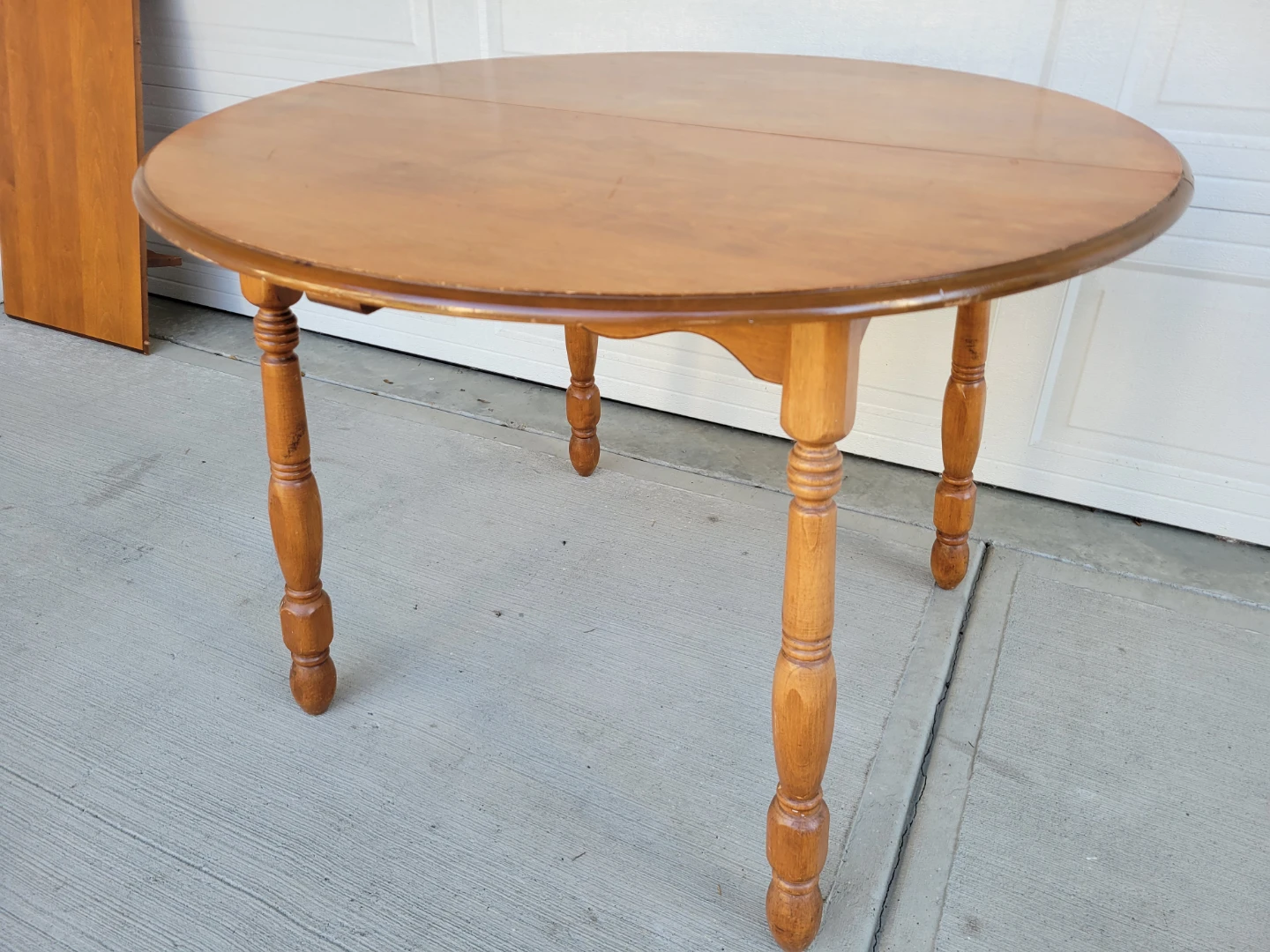 Vintage Solid Wood Round Dining Table with 18" Extension Leaf. - photo 4
