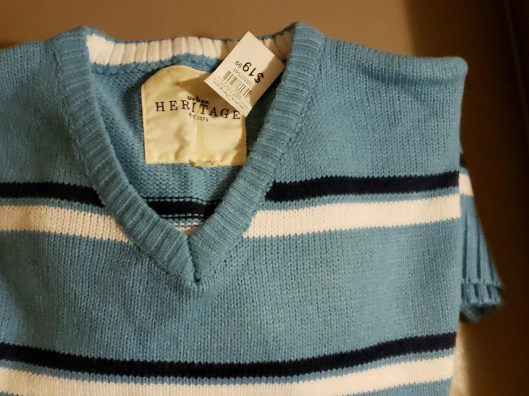 Urban Heritage V-Neck Sweater Size L
