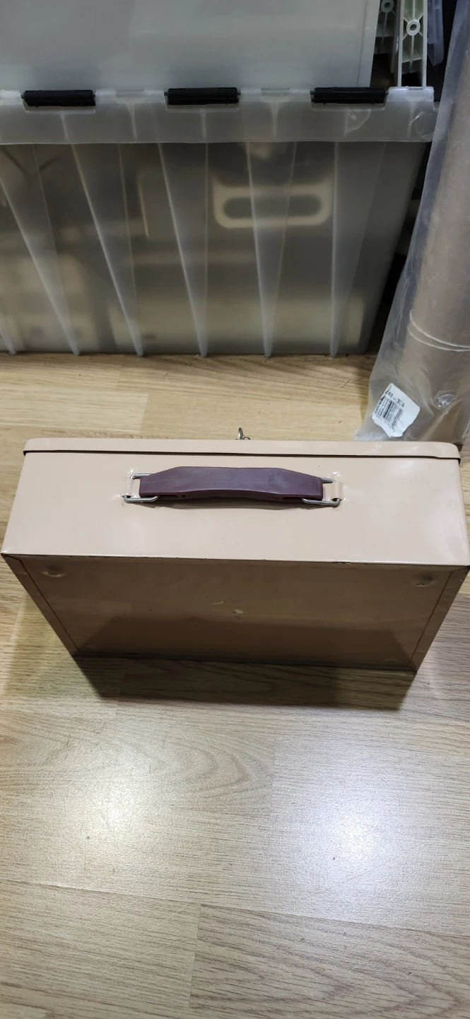 Metal cash box with keys. Price firm final $10 - photo 3