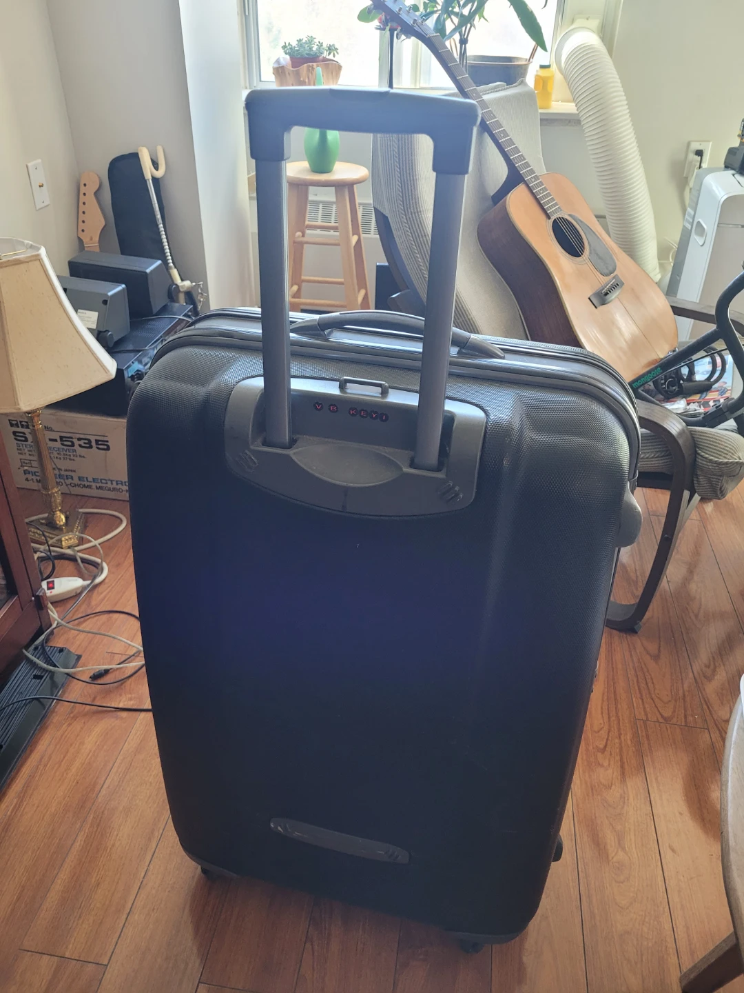 Delsey hard shell luggage - photo 3