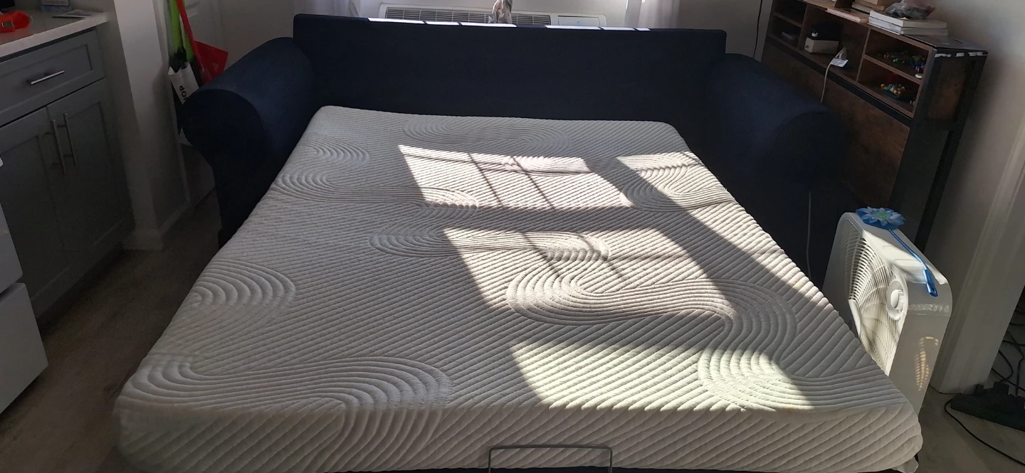 Un sofá cama azul con colchón extraible