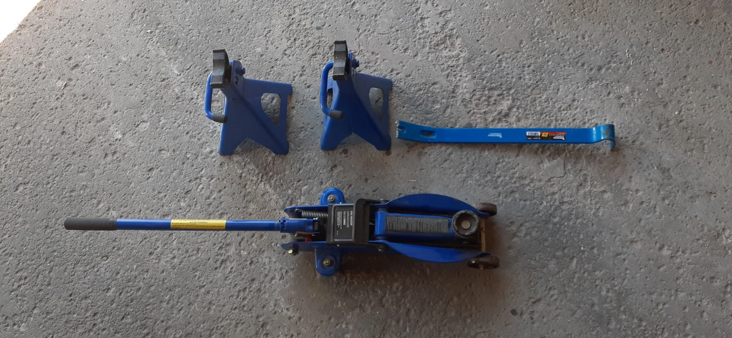 Certified 2 Ton Trolley Jack and Jack Stands - photo 3