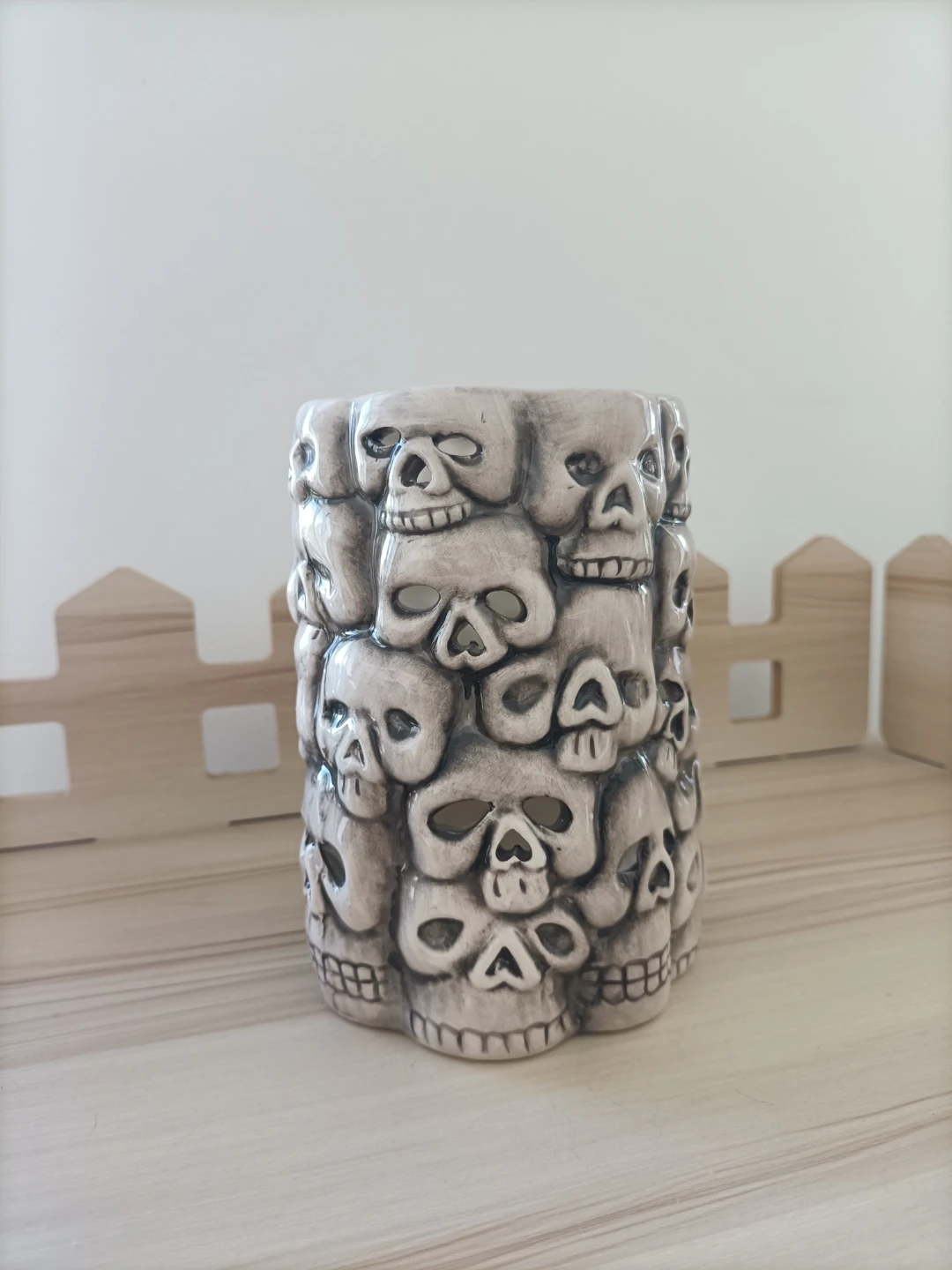 Skull Design Ceramic Holder