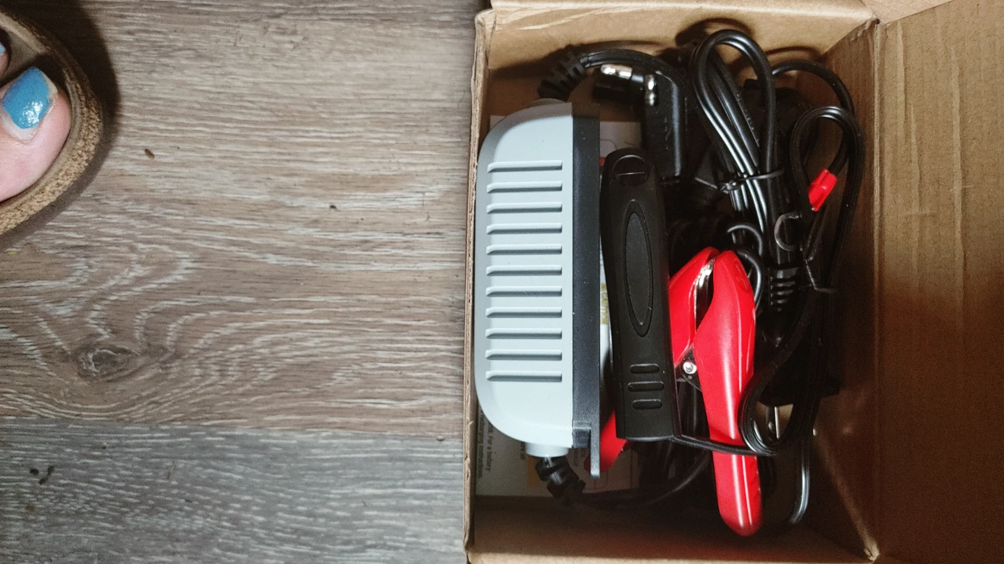 MotoPower 12V 1000mA Automatic Battery Charger - photo 2