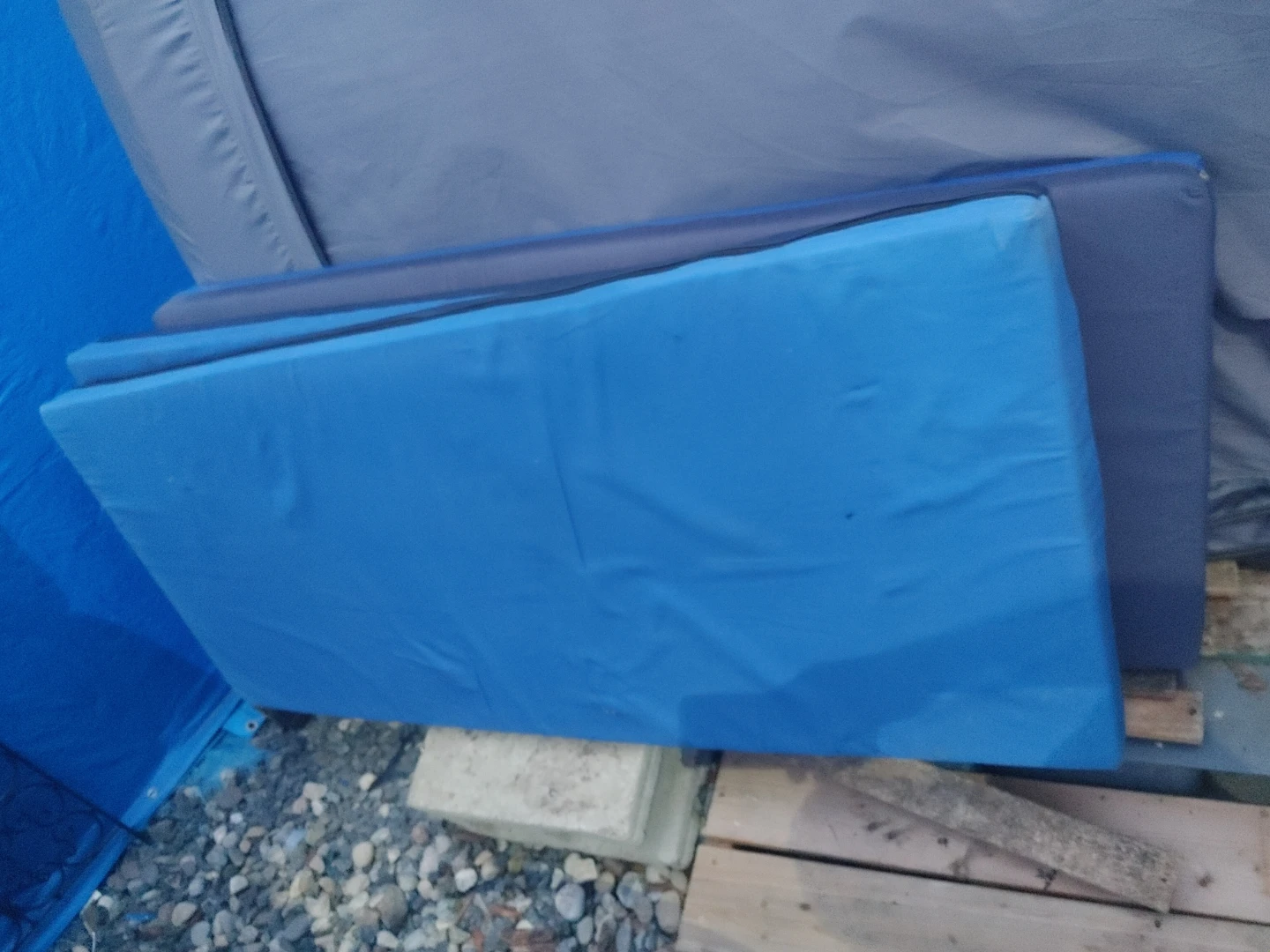 Folding floor mat