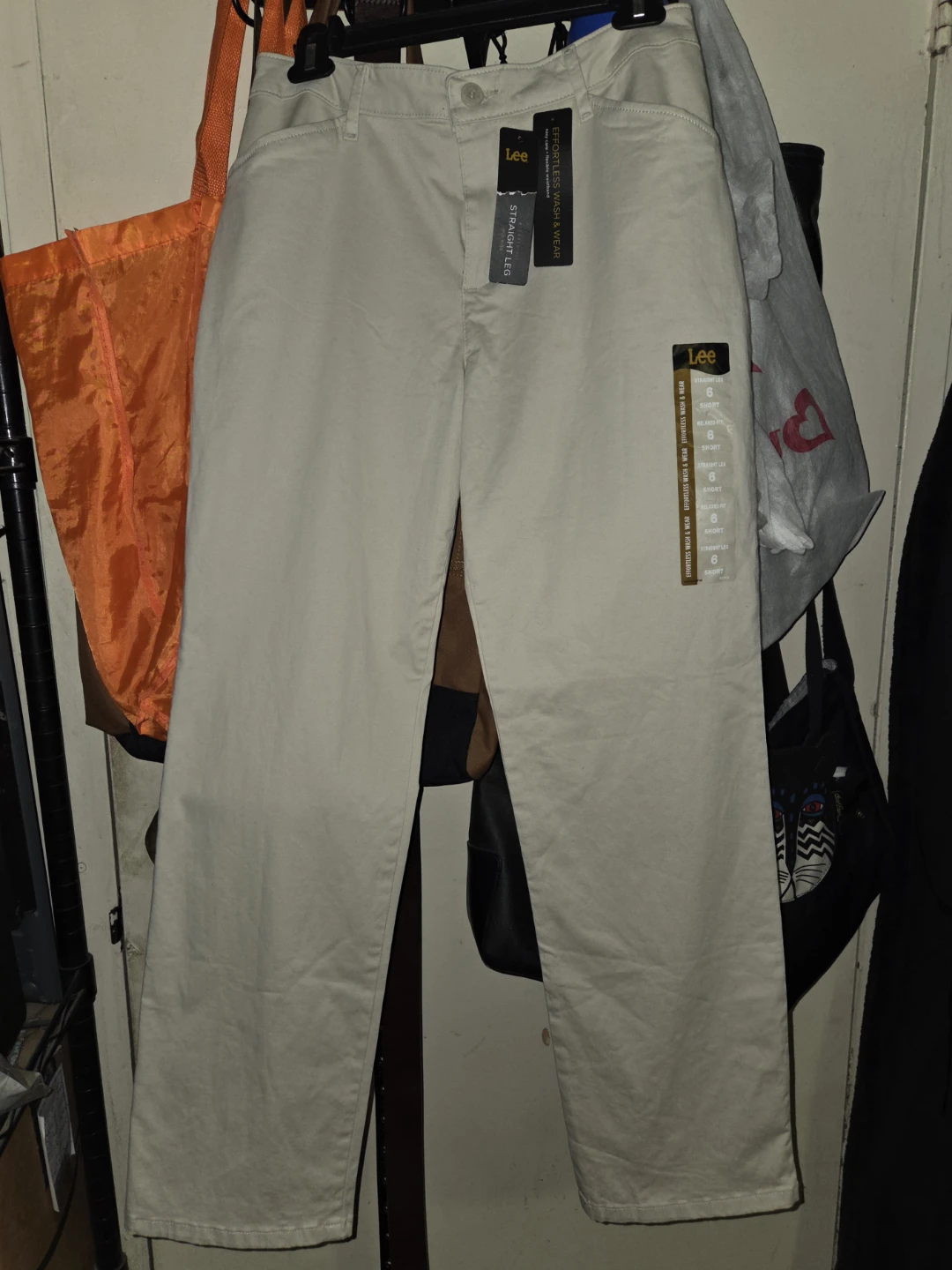 Lee Mid-Rise Straight Leg Short Khakis in a Women's 6