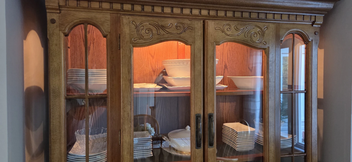 Solid wood buffet and hutch - photo 2