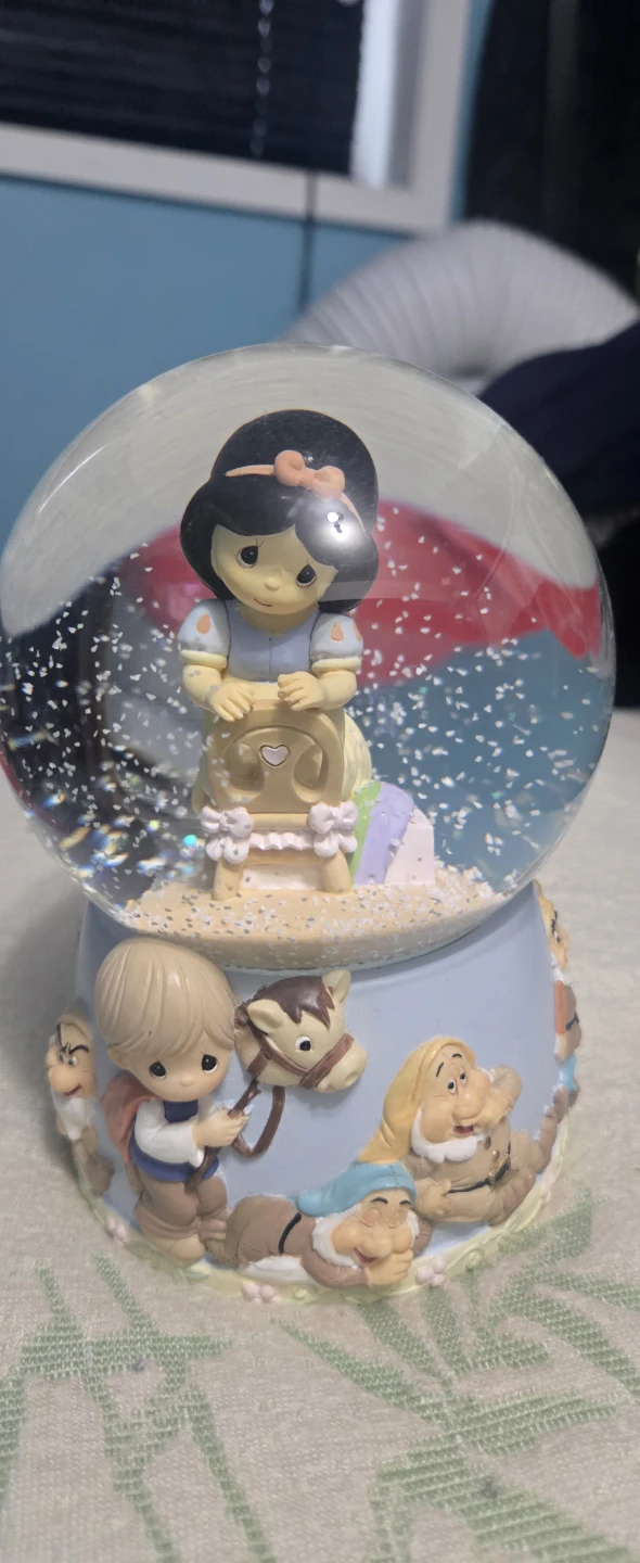 Precious Moments Disney Snow White Musical Snow Globe - photo 2