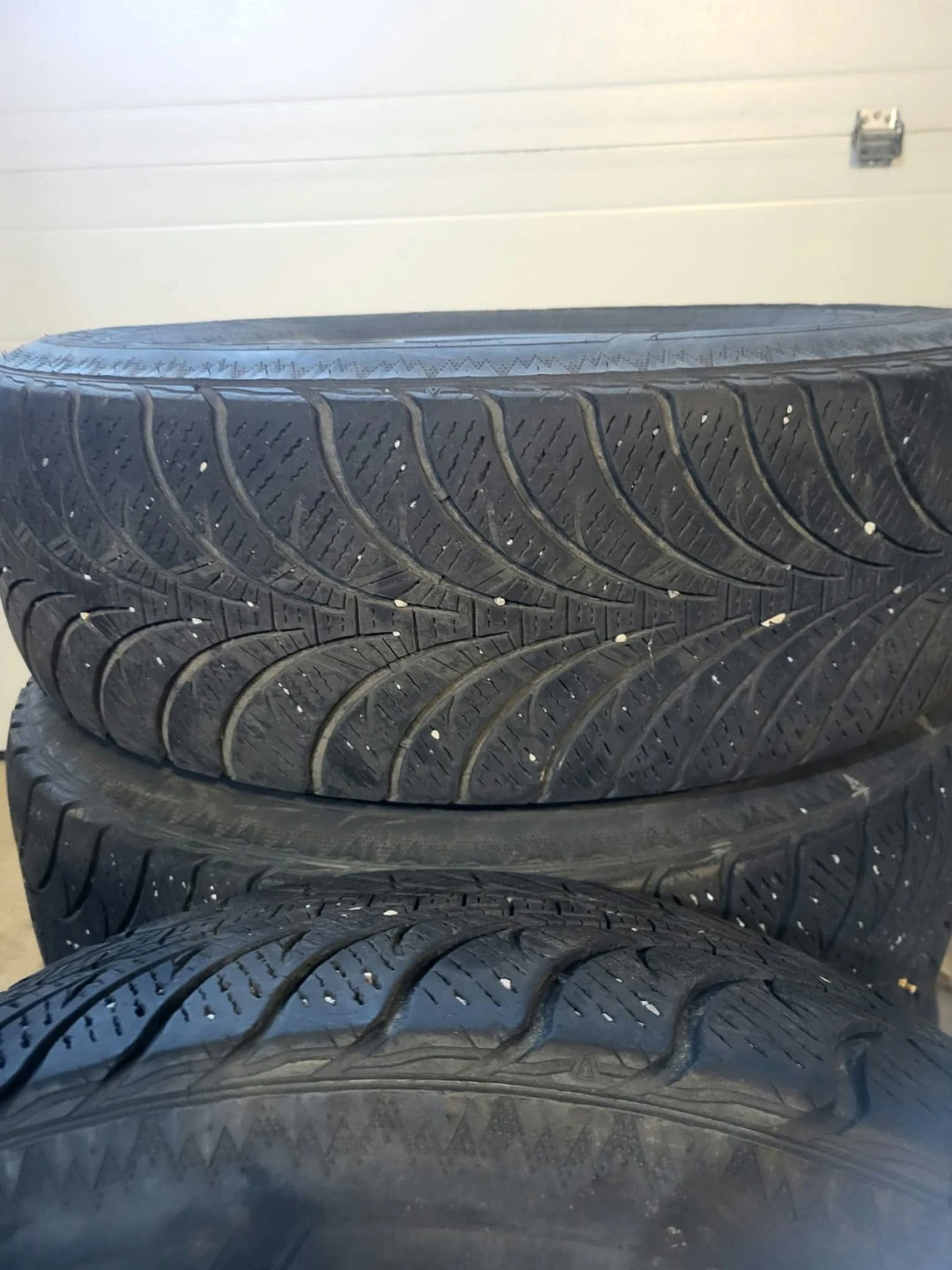 Good year 225 65R17 set of 4 winter tires with balanced R17 Rims