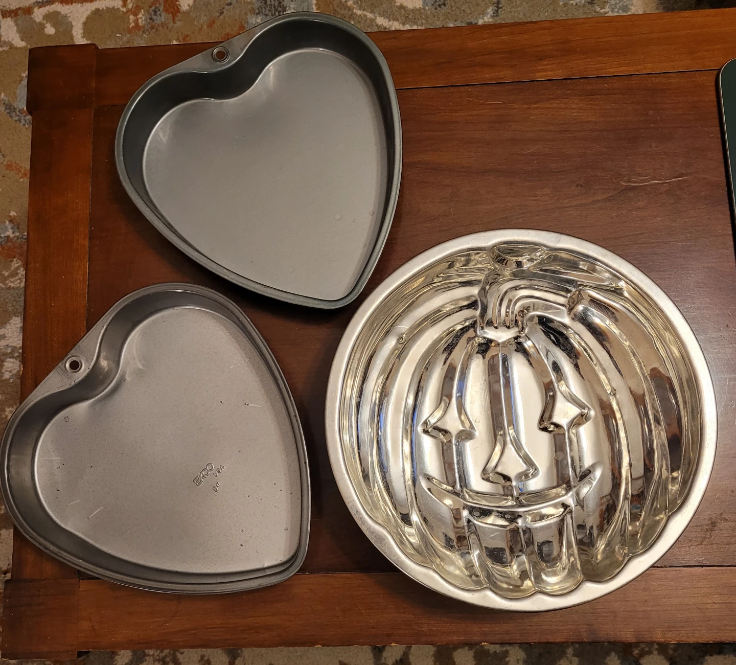 Pumpkin shaped cake pan & two Ekco Heart shaped pans - photo 2