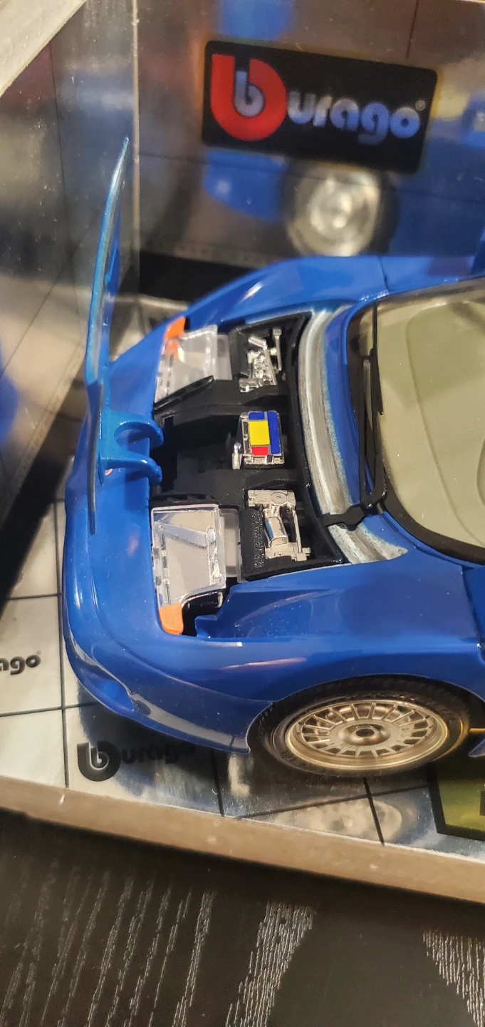 Bburago Bugatti EB 110 1/18 Diecast Model Car - photo 3