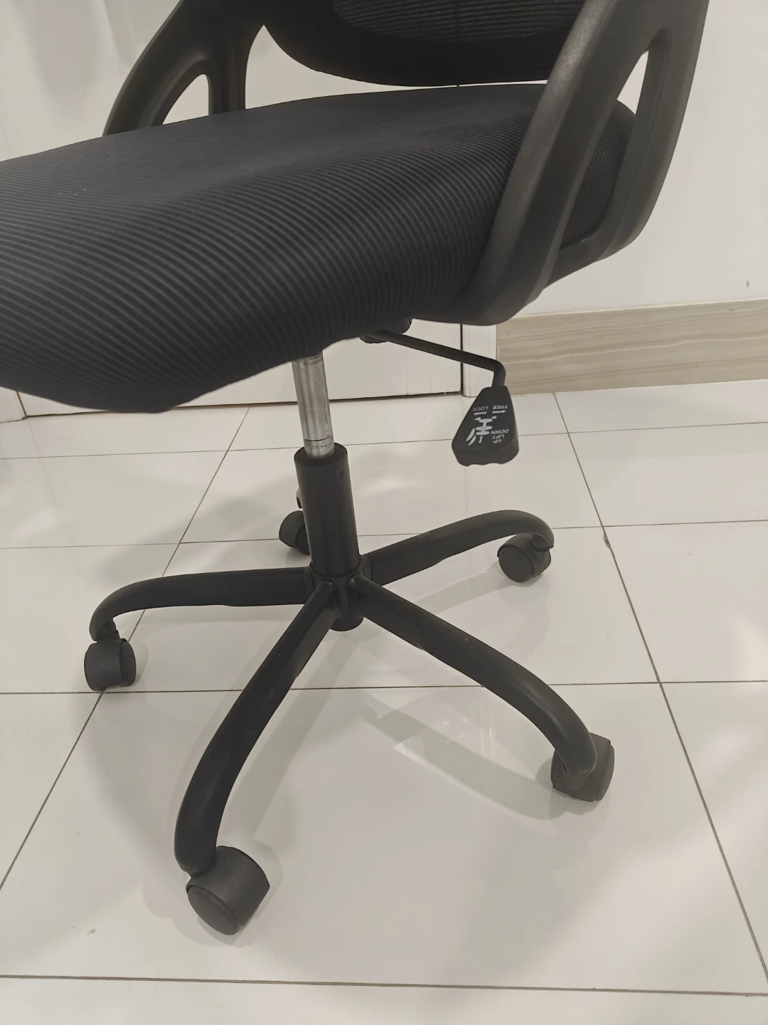 Black Ergonomic Mesh Office Chair - photo 3