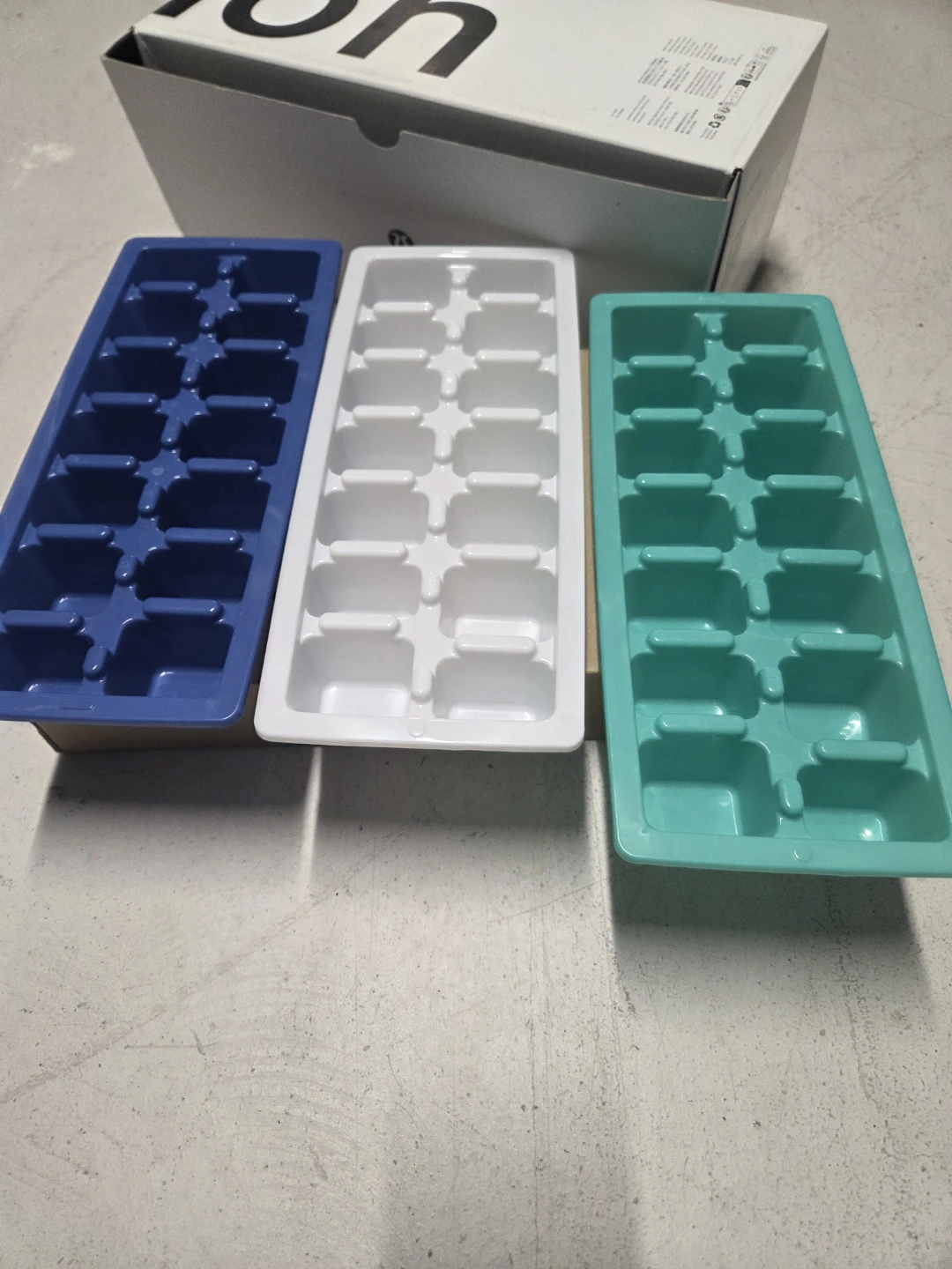 Set of 3 Plastic Ice Cube Trays - photo 4