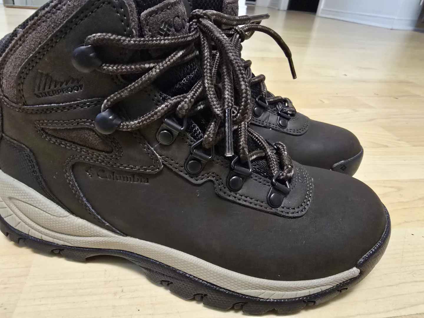 Columbia Women's Waterproof Hiking Boots Size 5.5 - photo 2