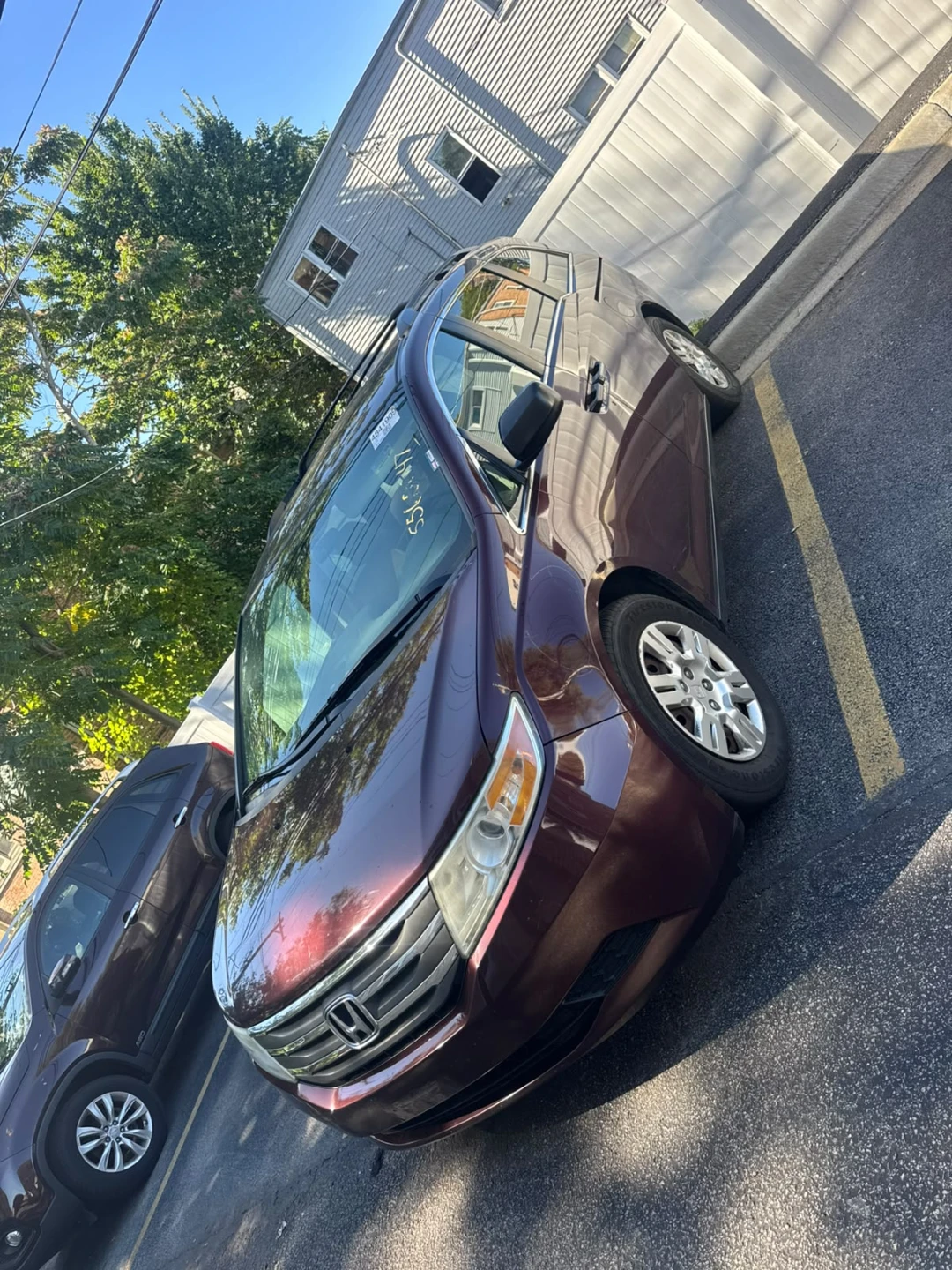 Maroon Honda Odyssey Minivan - photo 3