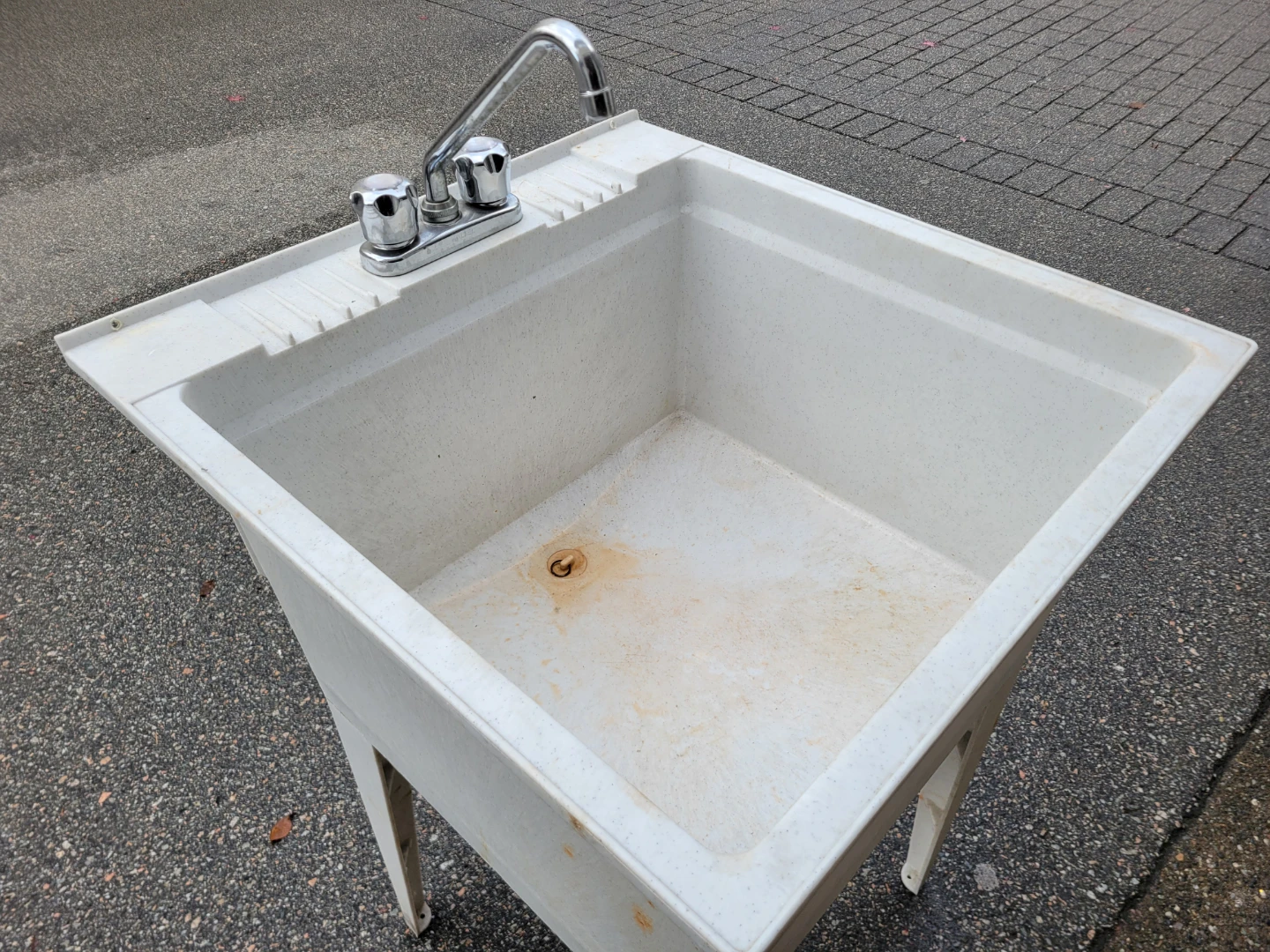 Utility Sink with Faucet & Integrated Scrub Board. - photo 3