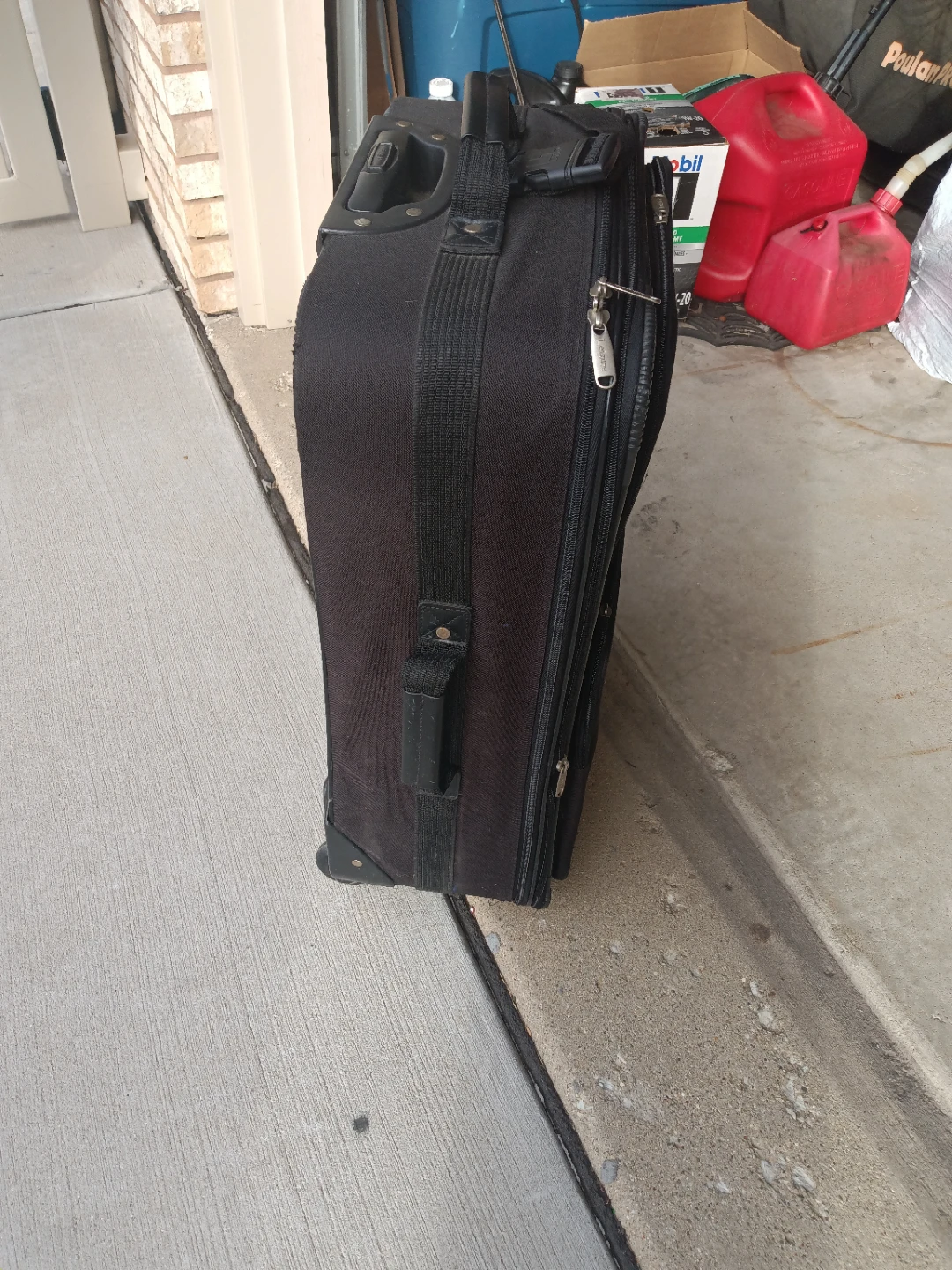Leisure Black Rolling Suitcase - photo 3