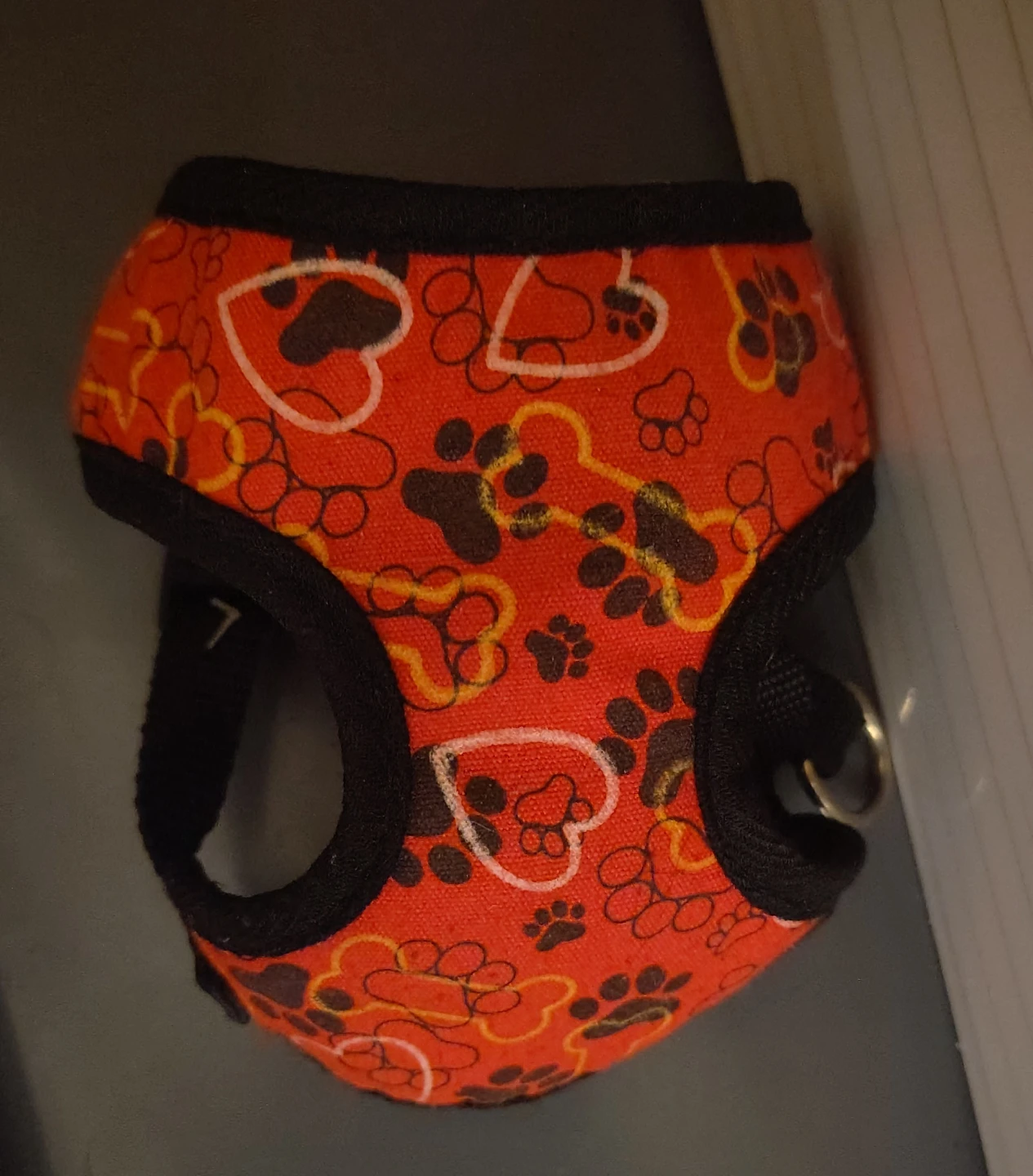 Small red pet harness with paw and heart pattern - photo 2