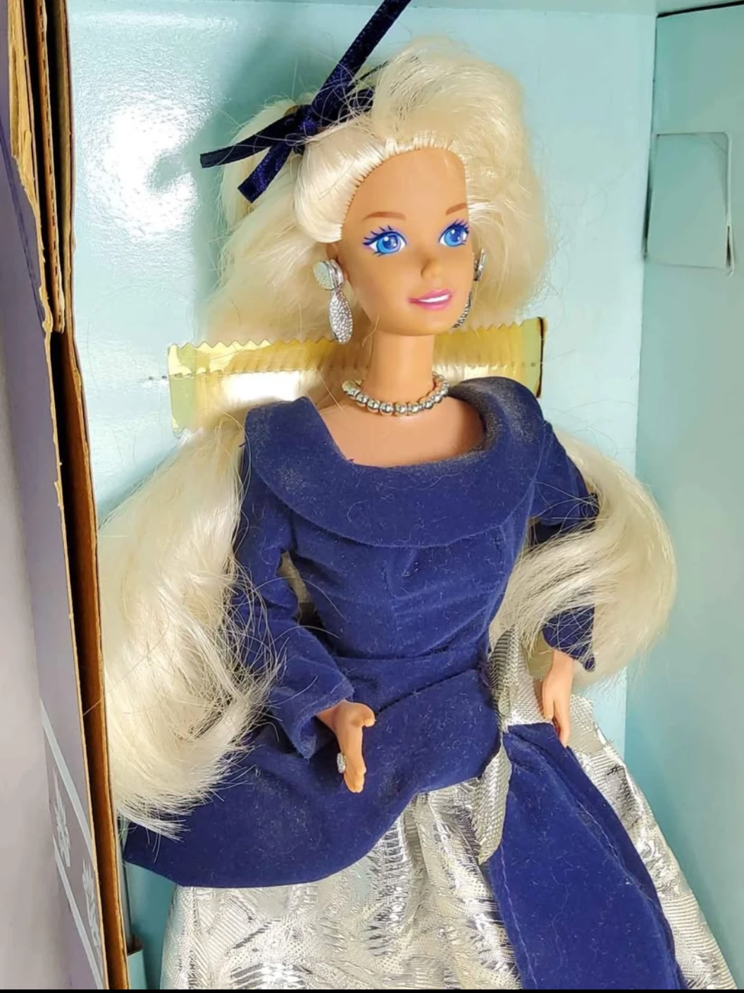 Winter Velvet Barbie doll  Avon Exclusive Model 15571 1995 - photo 3