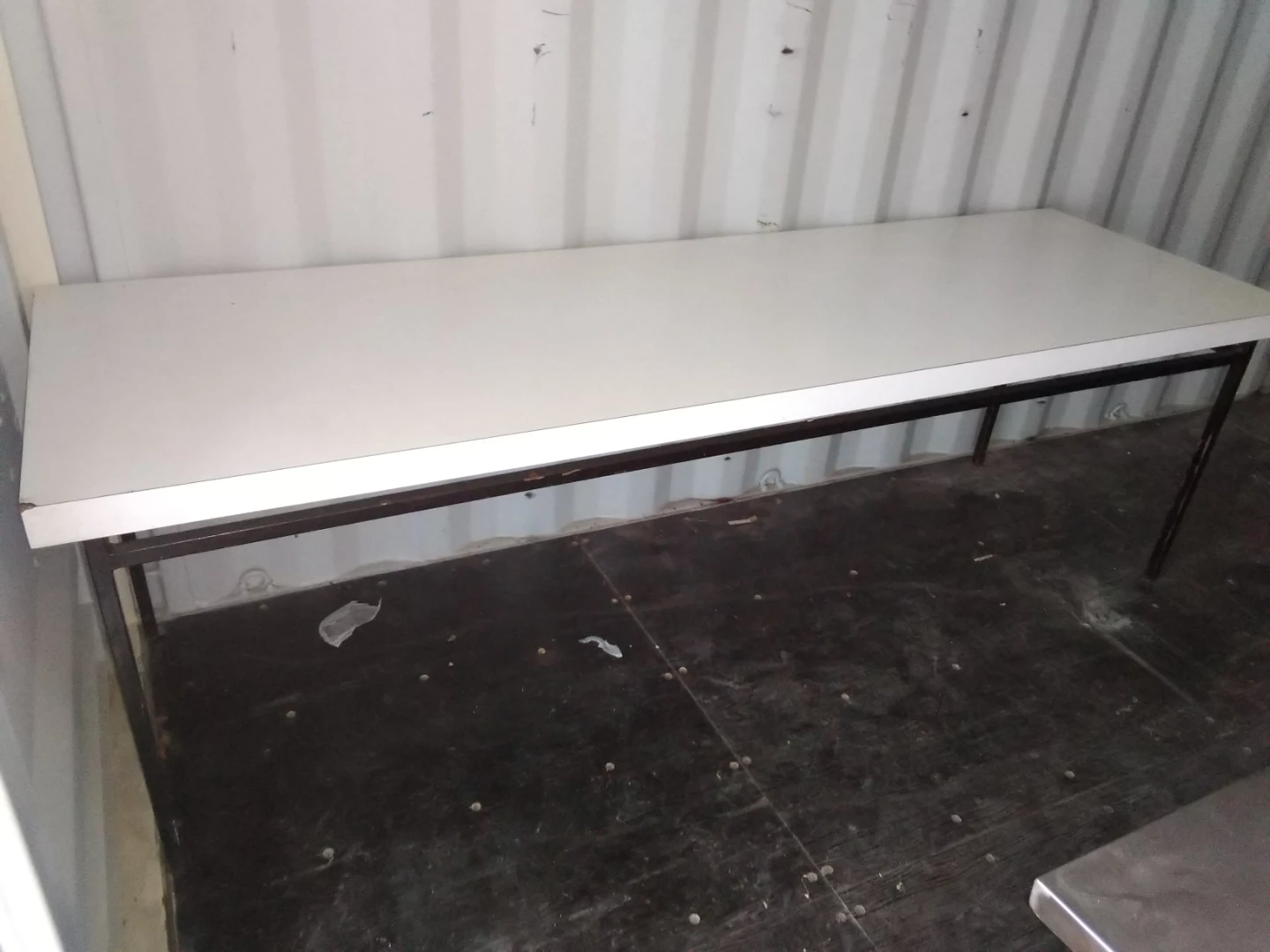 Heavy non-collapsible white laminate table with steel legs - photo 2